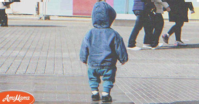 Ein kleiner Junge wurde eines Tages allein auf der Straße zurückgelassen, verwirrt und weinend, ohne dass ein Erwachsener ihn beaufsichtigte. | Quelle: Shutterstock