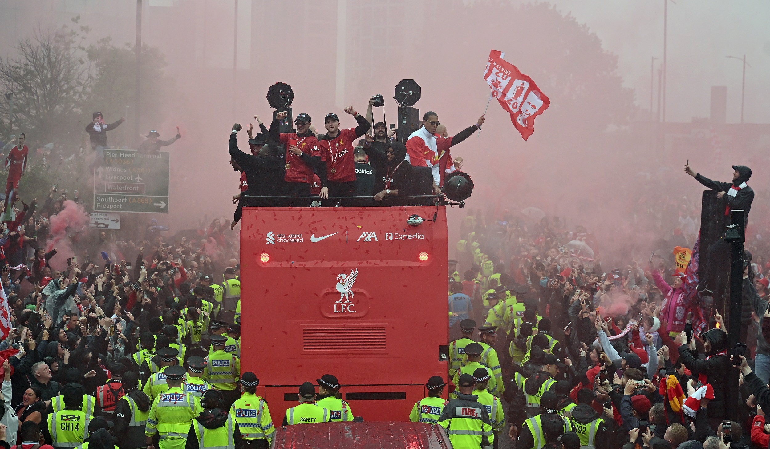 Liverpooler Spieler während der Premier League Trophy Parade in Liverpool, England am 26. Mai 2025 | Quelle: Getty Images
