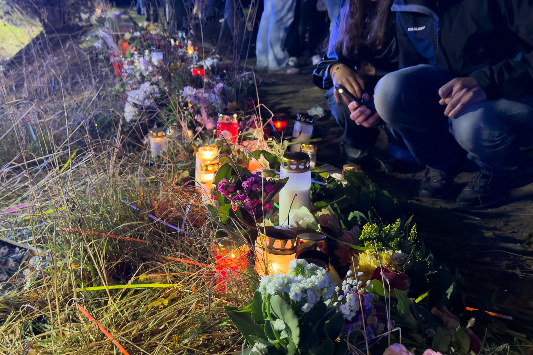 Am Unfallort sind Kerzen und Blumen zu sehen, nachdem am Mittwochabend vier Jugendliche bei einem schweren Verkehrsunfall ums Leben gekommen sind. | Quelle: Getty Images