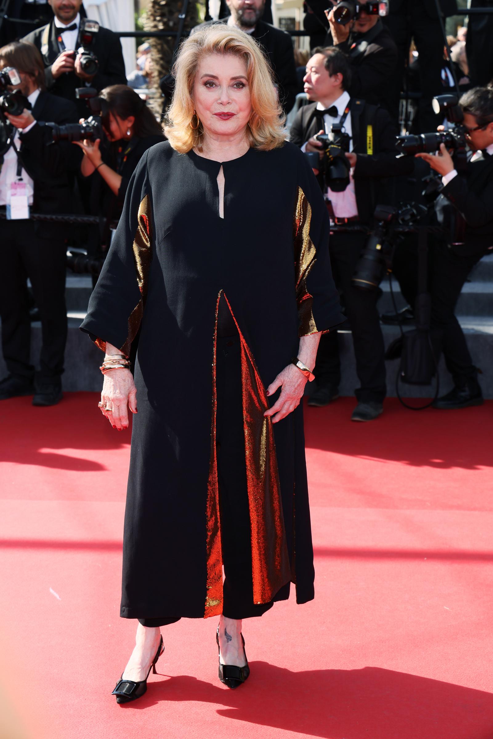 Catherine Deneuve auf dem roten Teppich von "L'Amour Ouf (Beating Hearts)" während der 77. jährlichen Filmfestspiele von Cannes am 23. Mai 2024. | Quelle: Getty Images