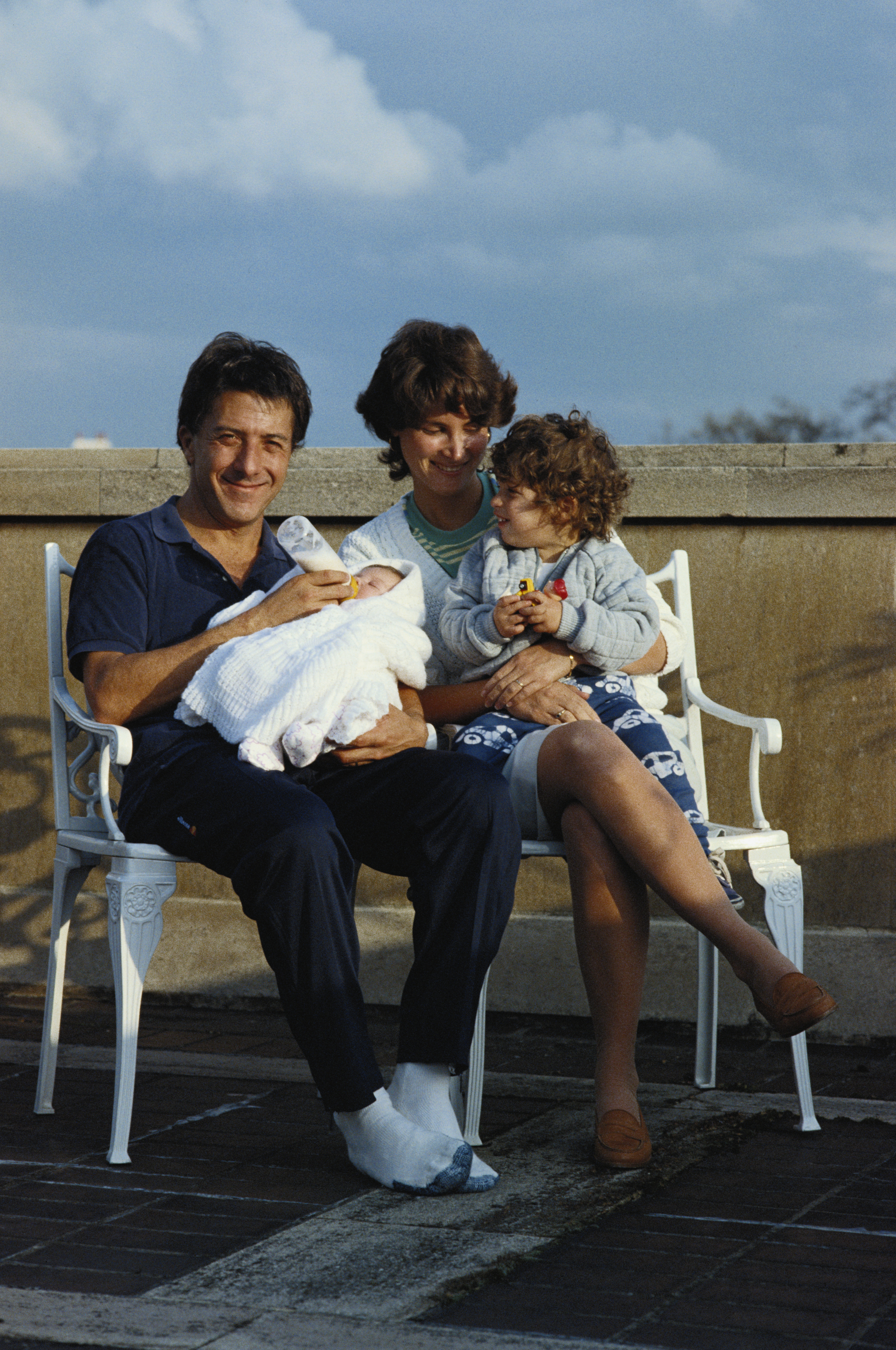 Dustin Hoffman, Lisa Hoffman und zwei ihrer Kinder im Jahr 1983. | Quelle: Getty Images