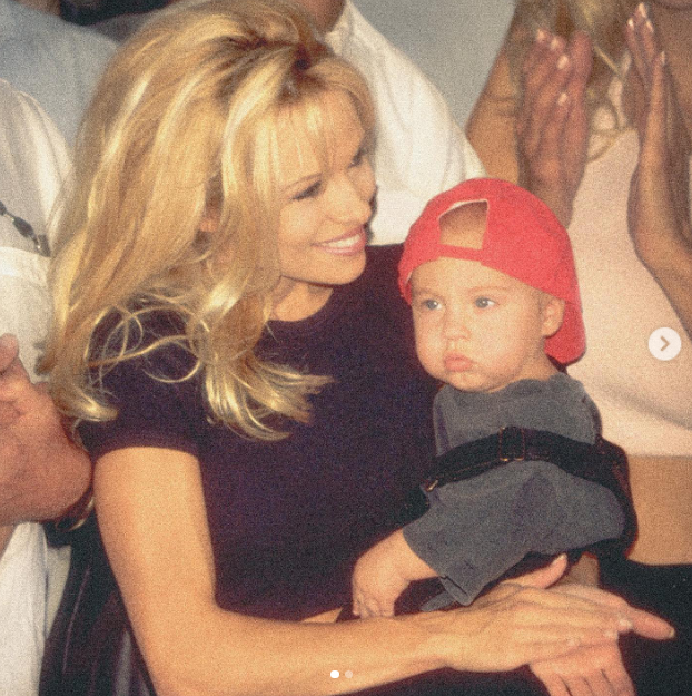 Ein nostalgisches Familienfoto zeigt Pamela Anderson, wie sie ihren kleinen Sohn Brandon Thomas Lee liebevoll anlächelt, der mit einer roten Baseballkappe verkehrt herum in die Kamera blickt. Im Rückblick auf die Erziehung ihrer Söhne, die sie mit unerschütterlicher Hingabe und Stolz begleitet hat, dachte sie mit rührender Dankbarkeit über ihre lebenslange Verbundenheit nach: „Es gab viele Höhen und Tiefen, und sie haben immer wieder ihre Widerstandsfähigkeit und Stärke bewiesen. Ohne sie wäre meine Liebesgeschichte nicht vollständig. 🤍“ | Quelle: Instagram/pamelaanderson