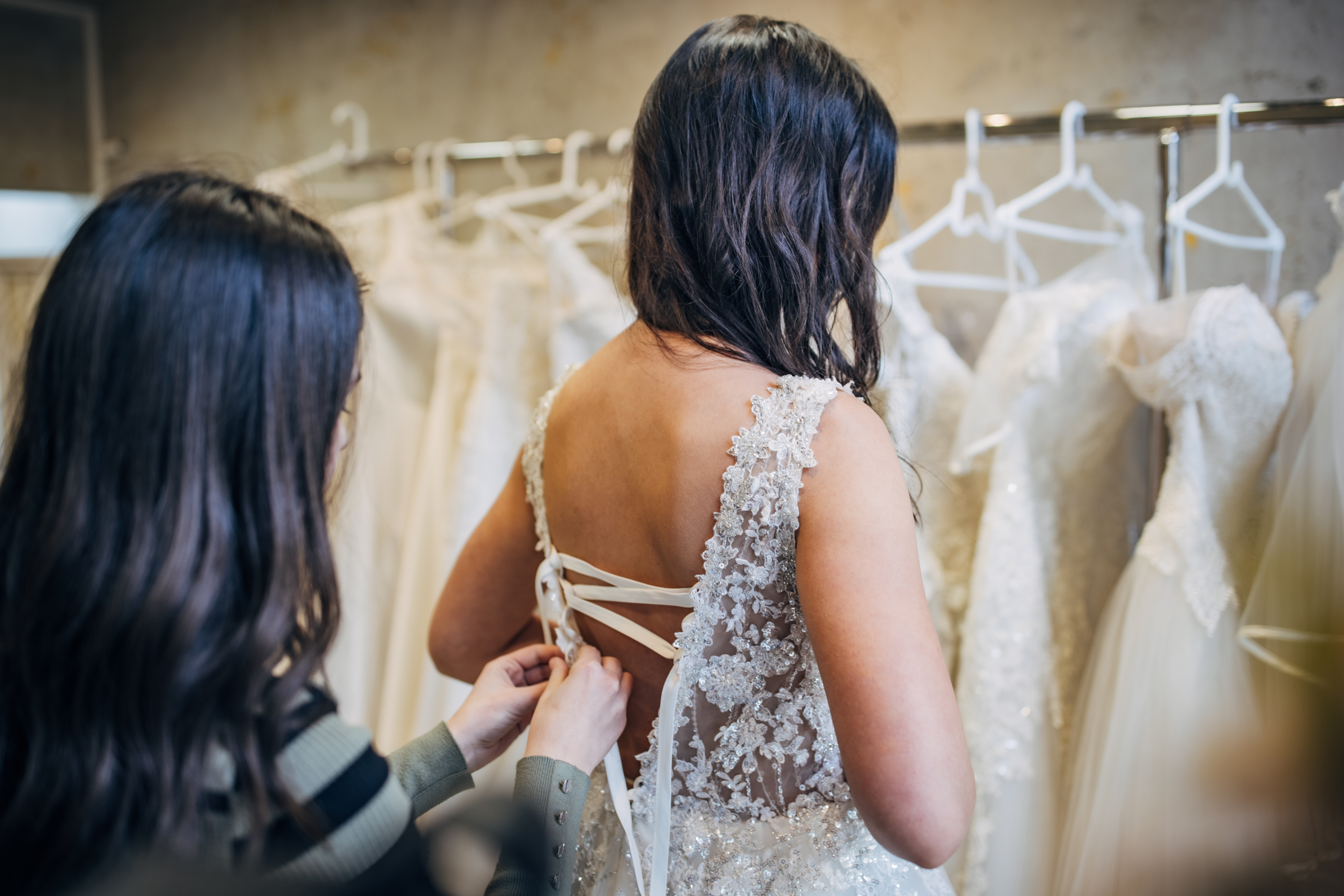 Eine Frau probiert ein Hochzeitskleid an | Quelle: Getty Images