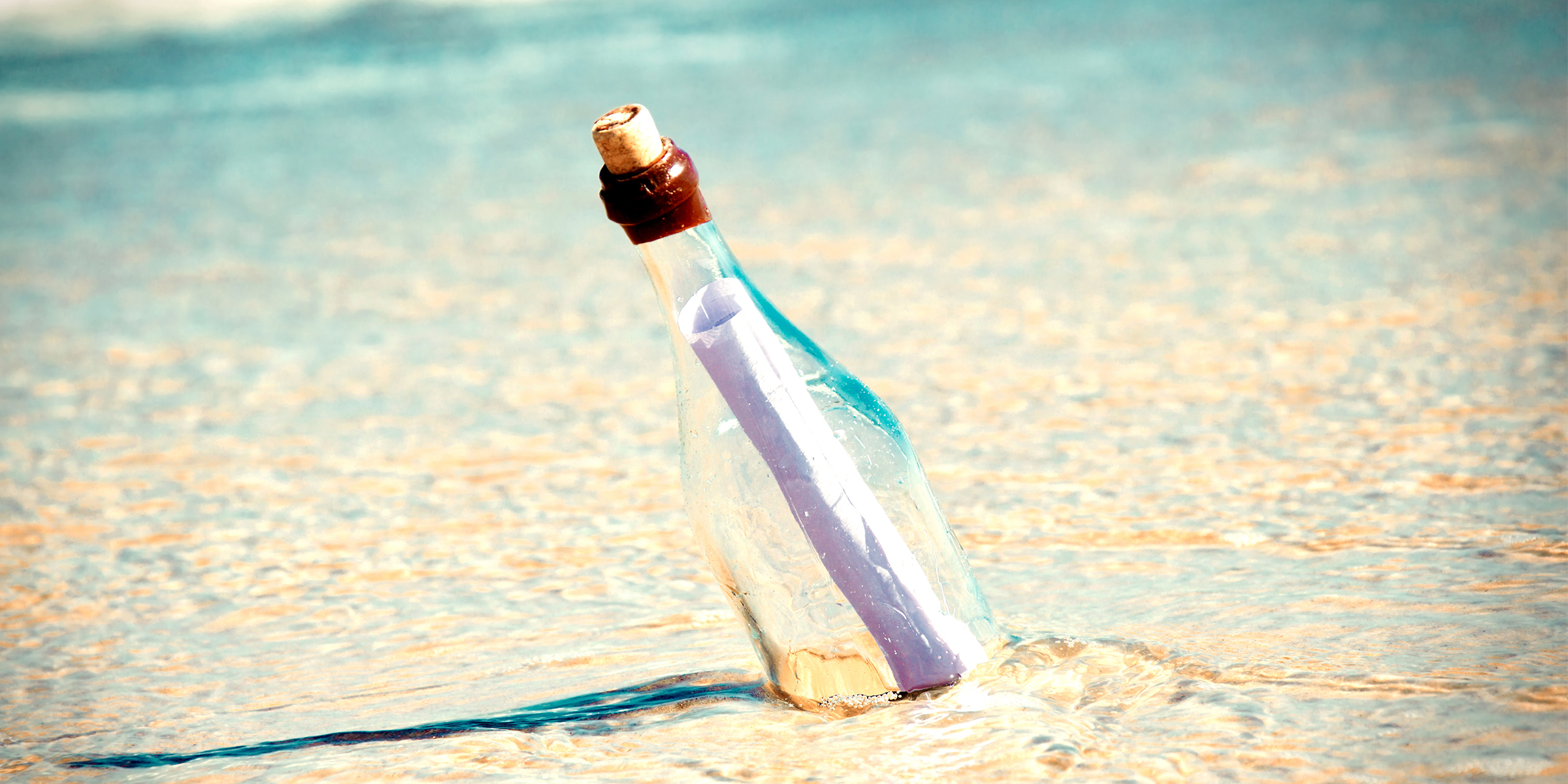 Eine Flasche mit einem Brief | Quelle: Freepik