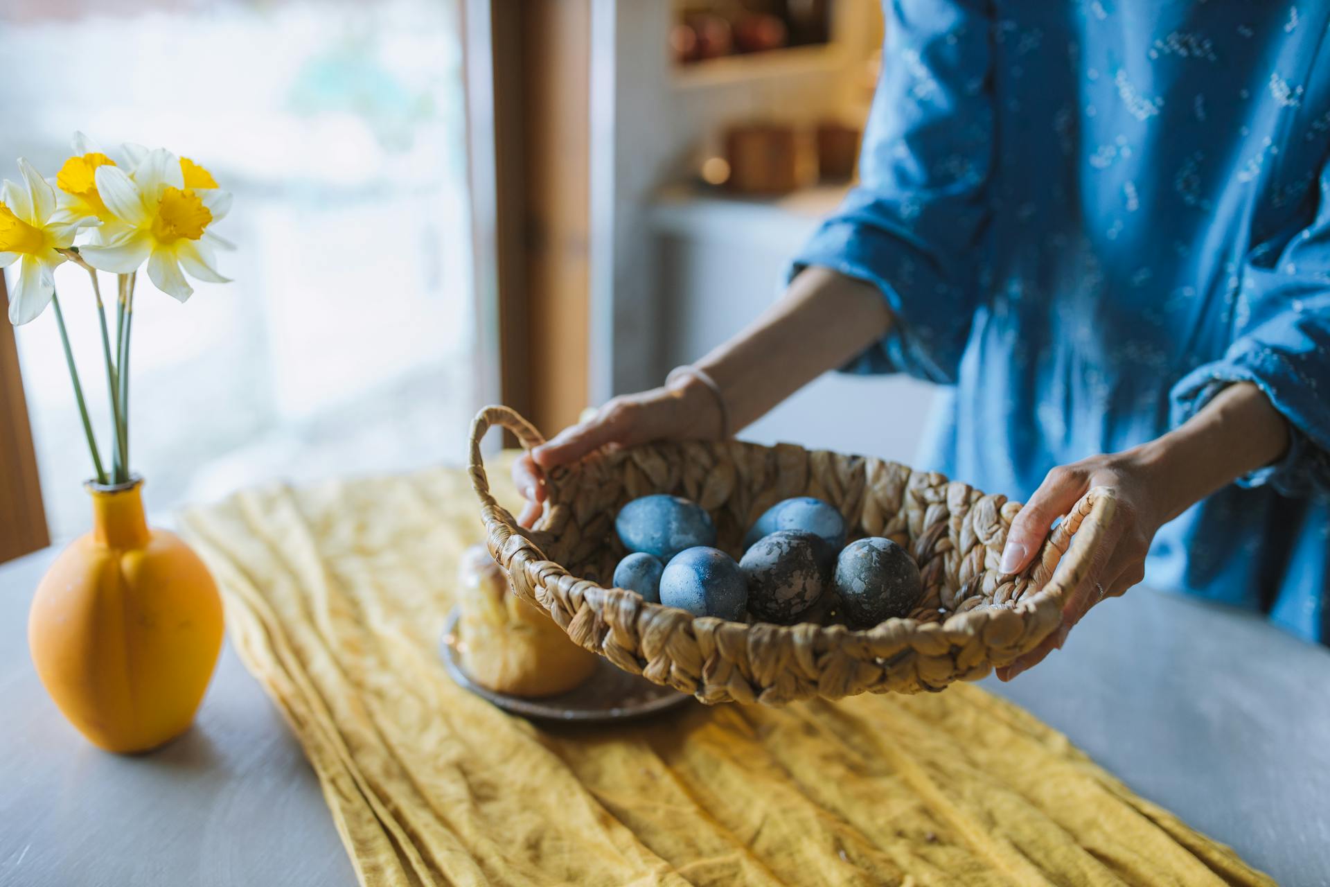 Eine Frau hält einen Eierkorb | Quelle: Pexels