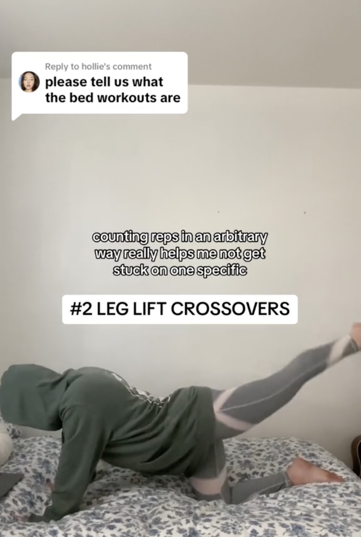 Colleen bei ihrem Bett-Workout | Quelle: tiktok.com/@queenxxcolleen