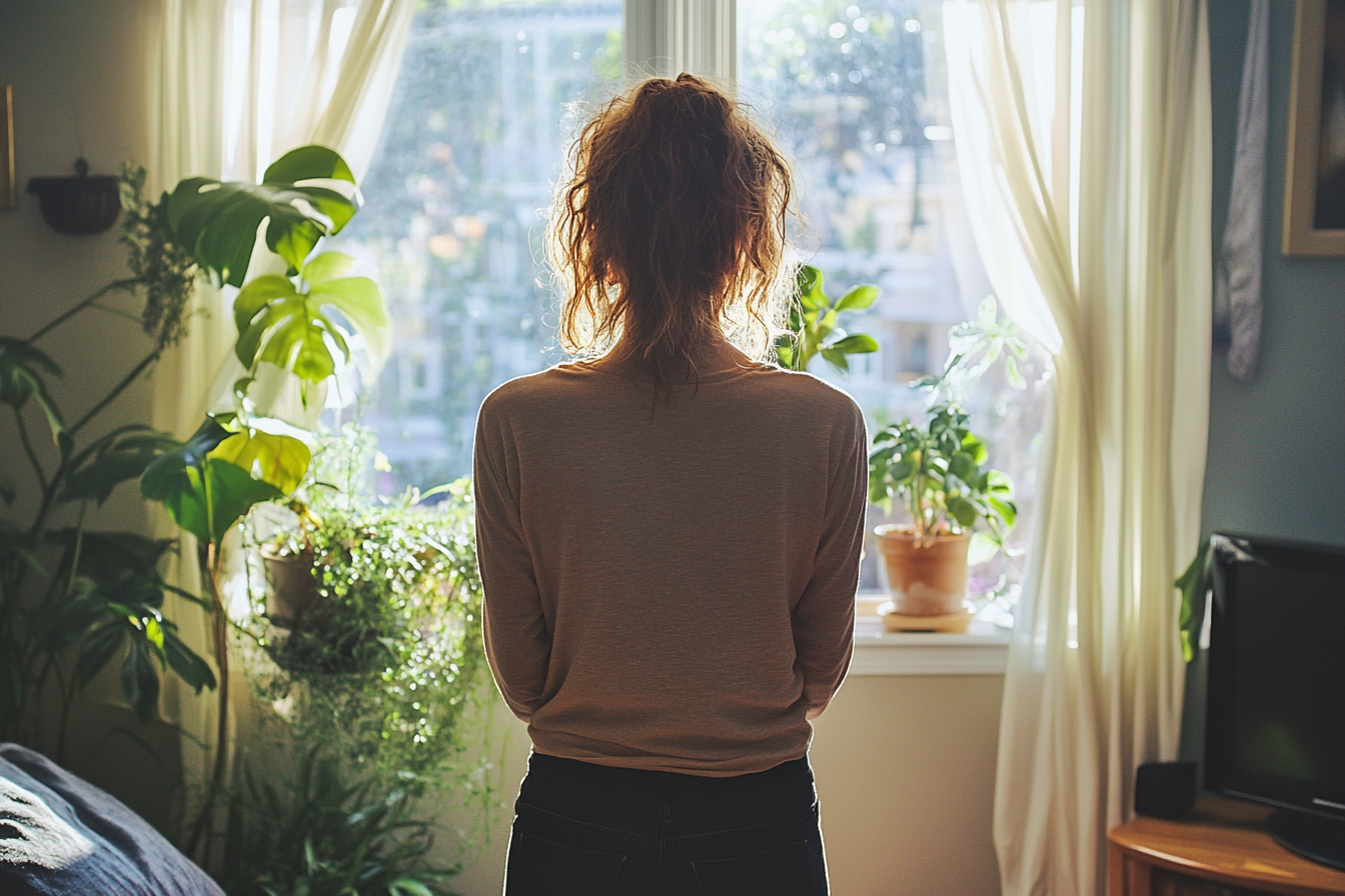 Eine Frau steht in ihrem Wohnzimmer | Quelle: Midjourney