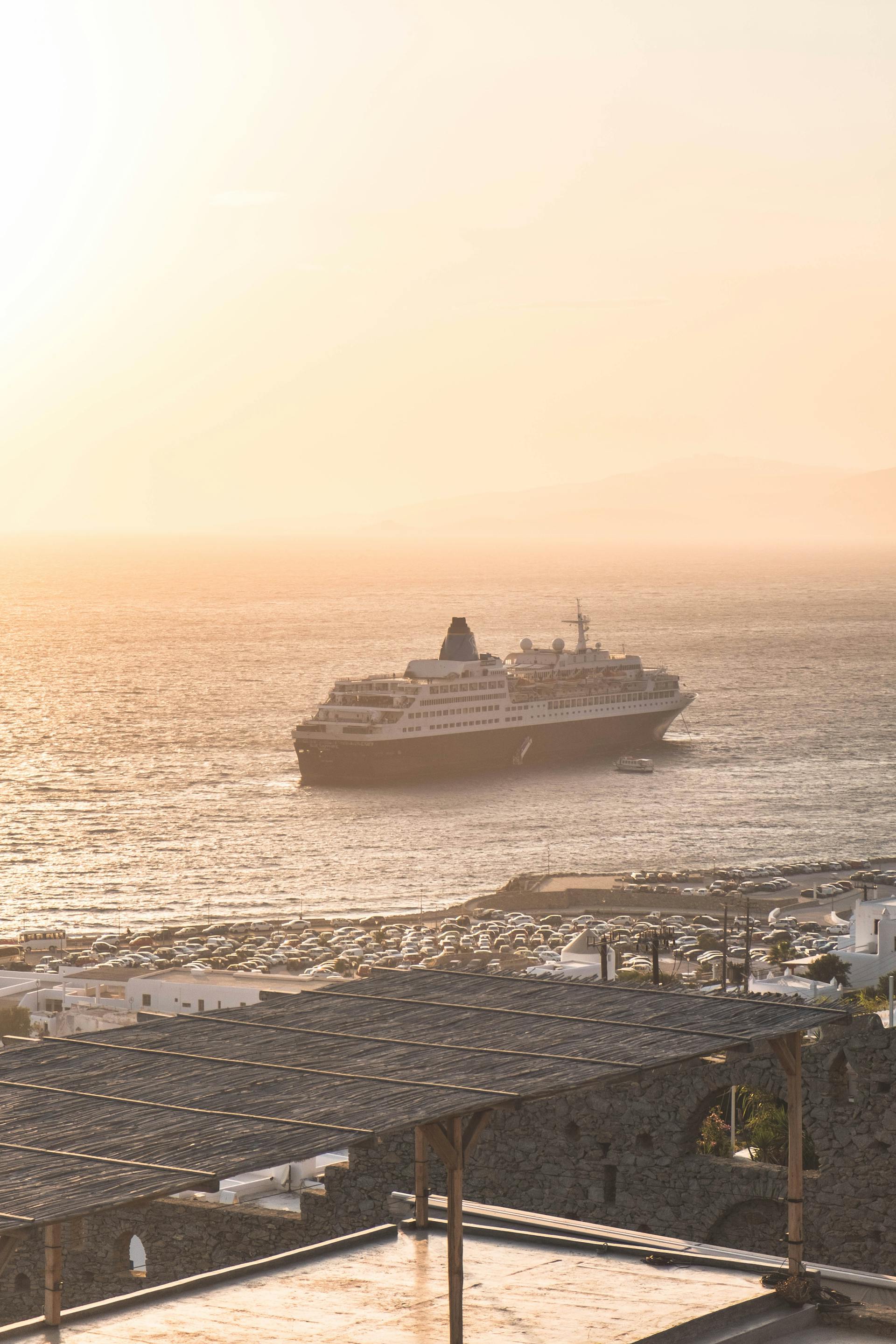 Ein Kreuzfahrtschiff in Landnähe | Quelle: Pexels