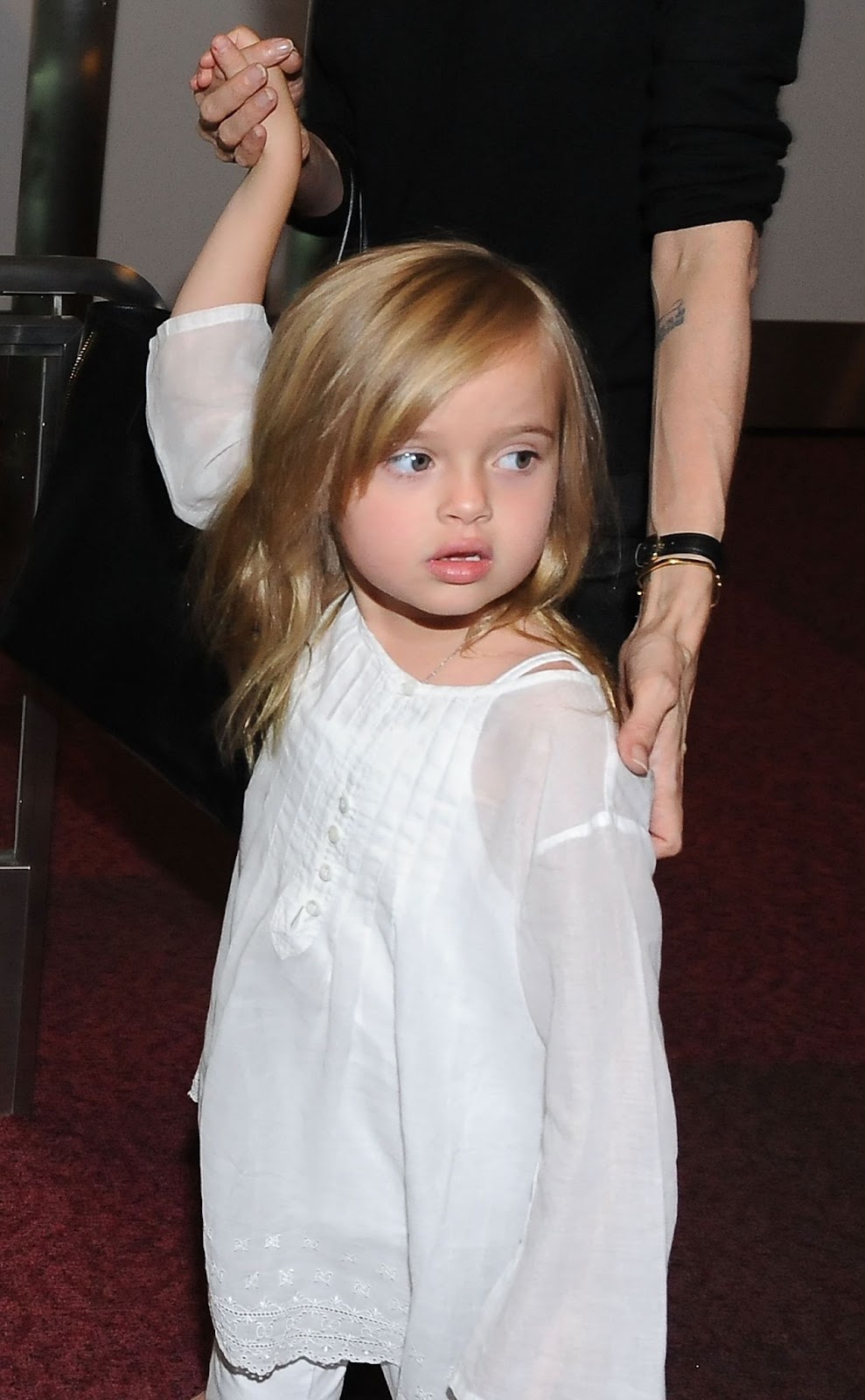 Vivienne Jolie-Pitt wird am 28. Juli 2013 am internationalen Flughafen von Tokio in Japan fotografiert. | Quelle: Getty Images