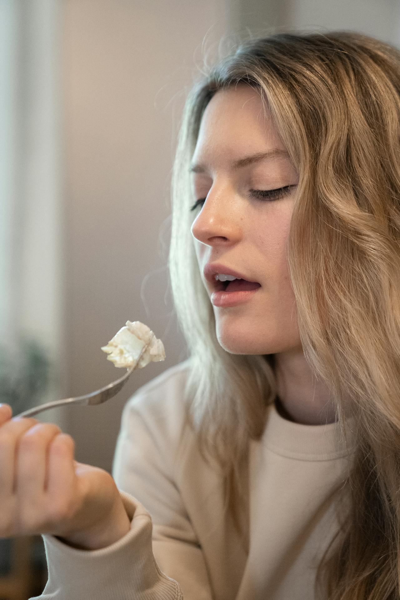 Eine Frau beim Essen mit einer Gabel | Quelle: Pexels