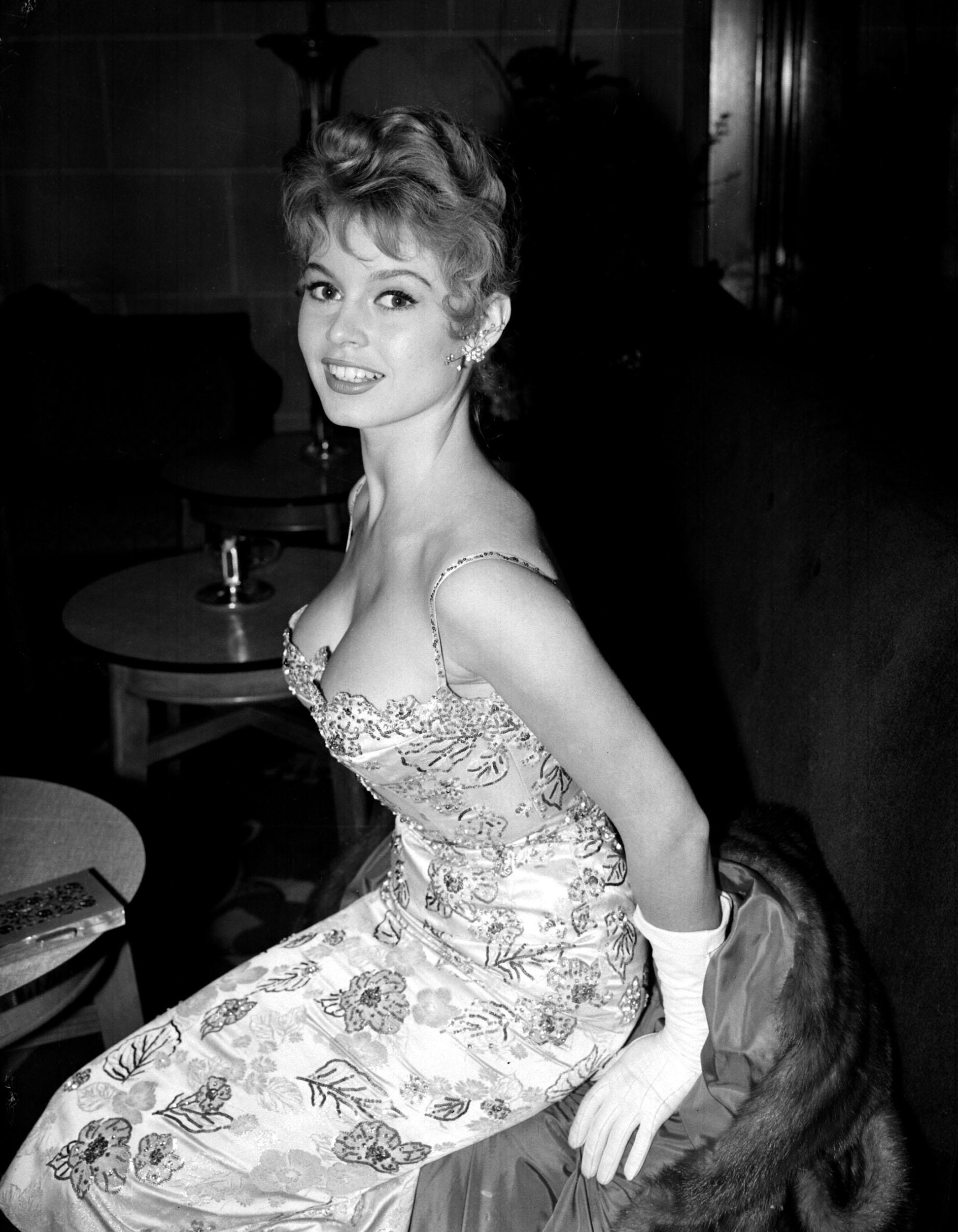 Brigitte Bardot im Cafe Royal am 27. Oktober 1956 in London. | Quelle: Getty Images