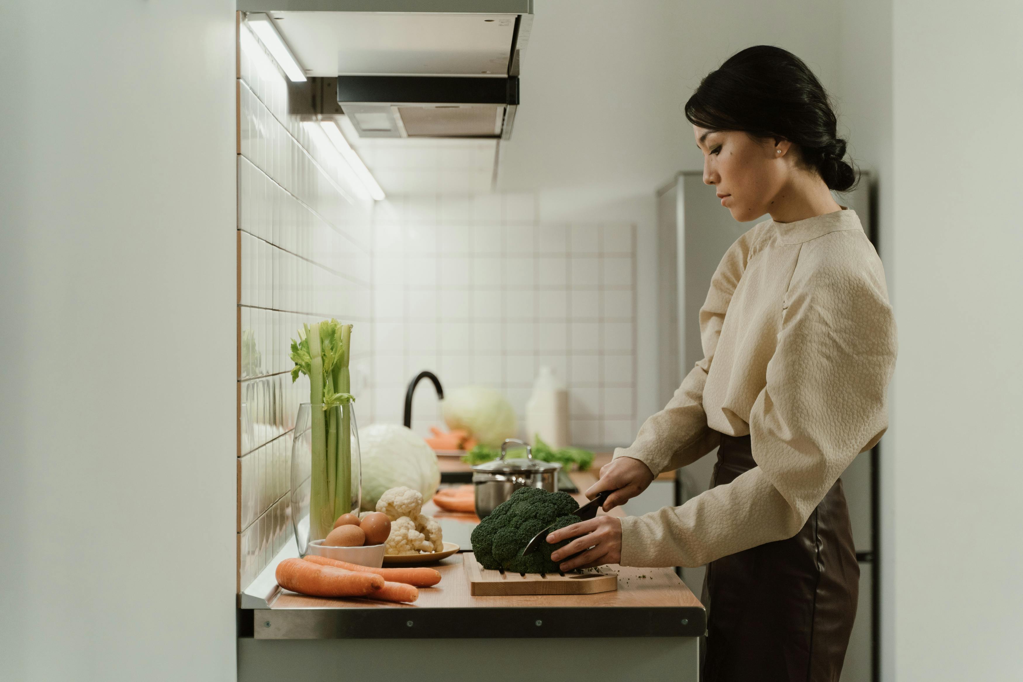 Eine Frau schneidet Gemüse. Nur zu Illustrationszwecken | Quelle: Pexels