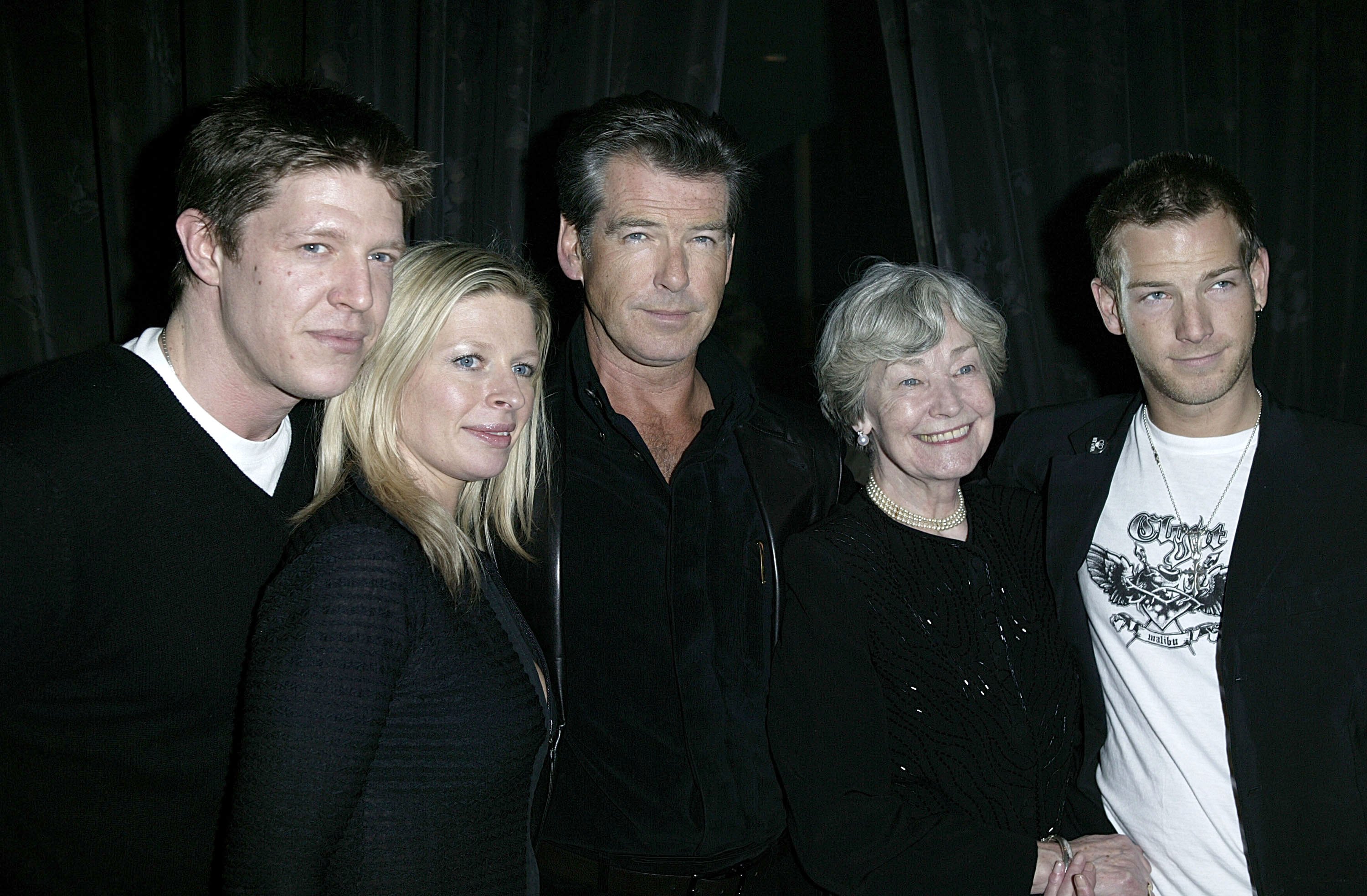 Christopher Brosnan, Charlotte Brosnan, May Smith, Pierce Brosnan und Sean Brosnan auf der After-Show-Party von "The Matador" am 21. Februar 2006 in London, England. | Quelle: Getty Images