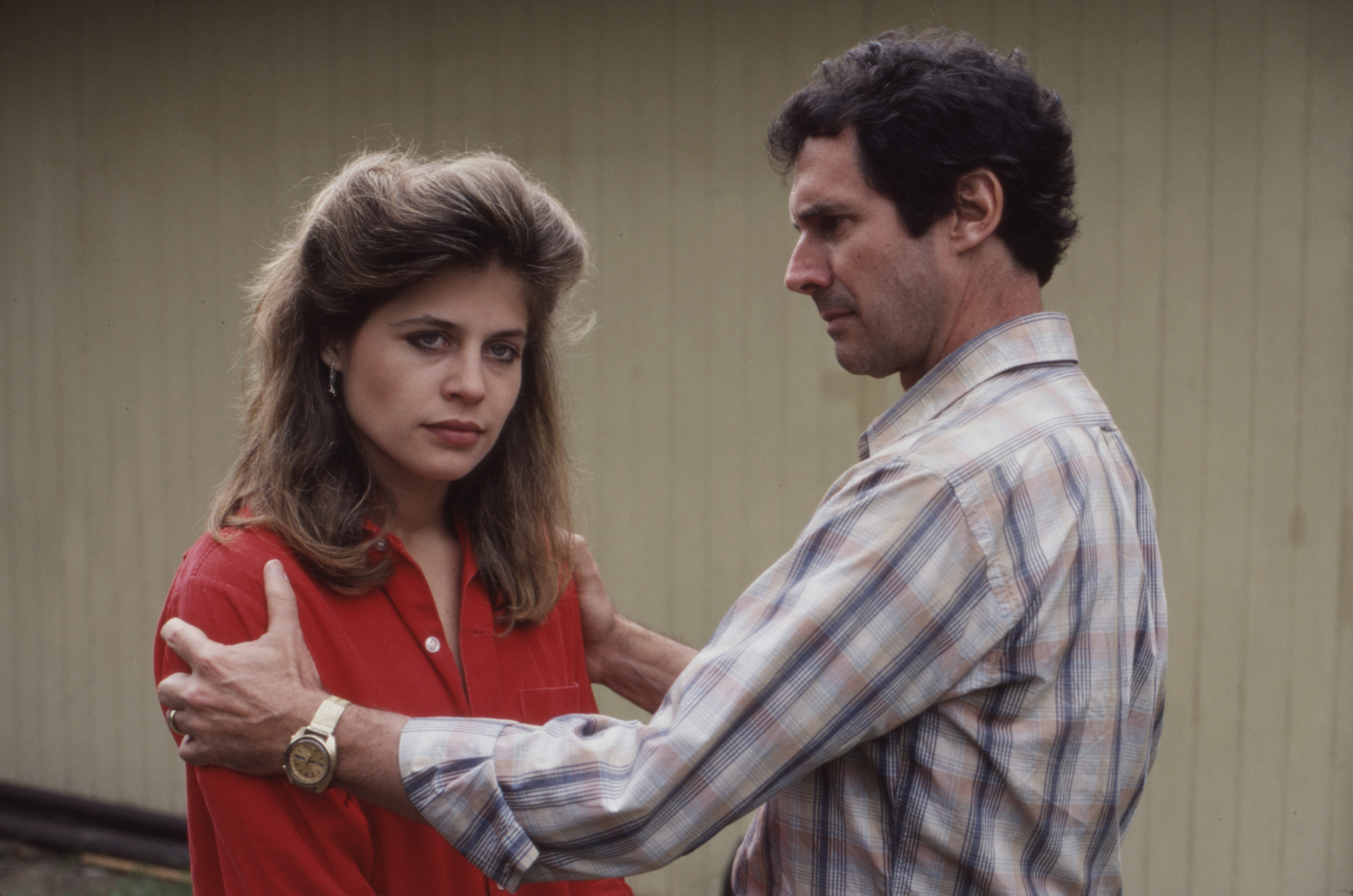 Linda Hamilton und Bradford Dillman auf einem Werbefoto für "King's Crossing", ca. 1982. | Quelle: Getty Images