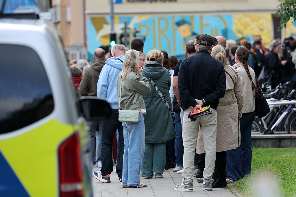 24. August 2026, Mecklenburg-Vorpommern, Rostock: Vor dem Landgericht hat sich eine lange Schlange von Besuchern gebildet, als der Mordprozess im Fall Fabian wieder aufgenommen wird | Quelle: Getty Images