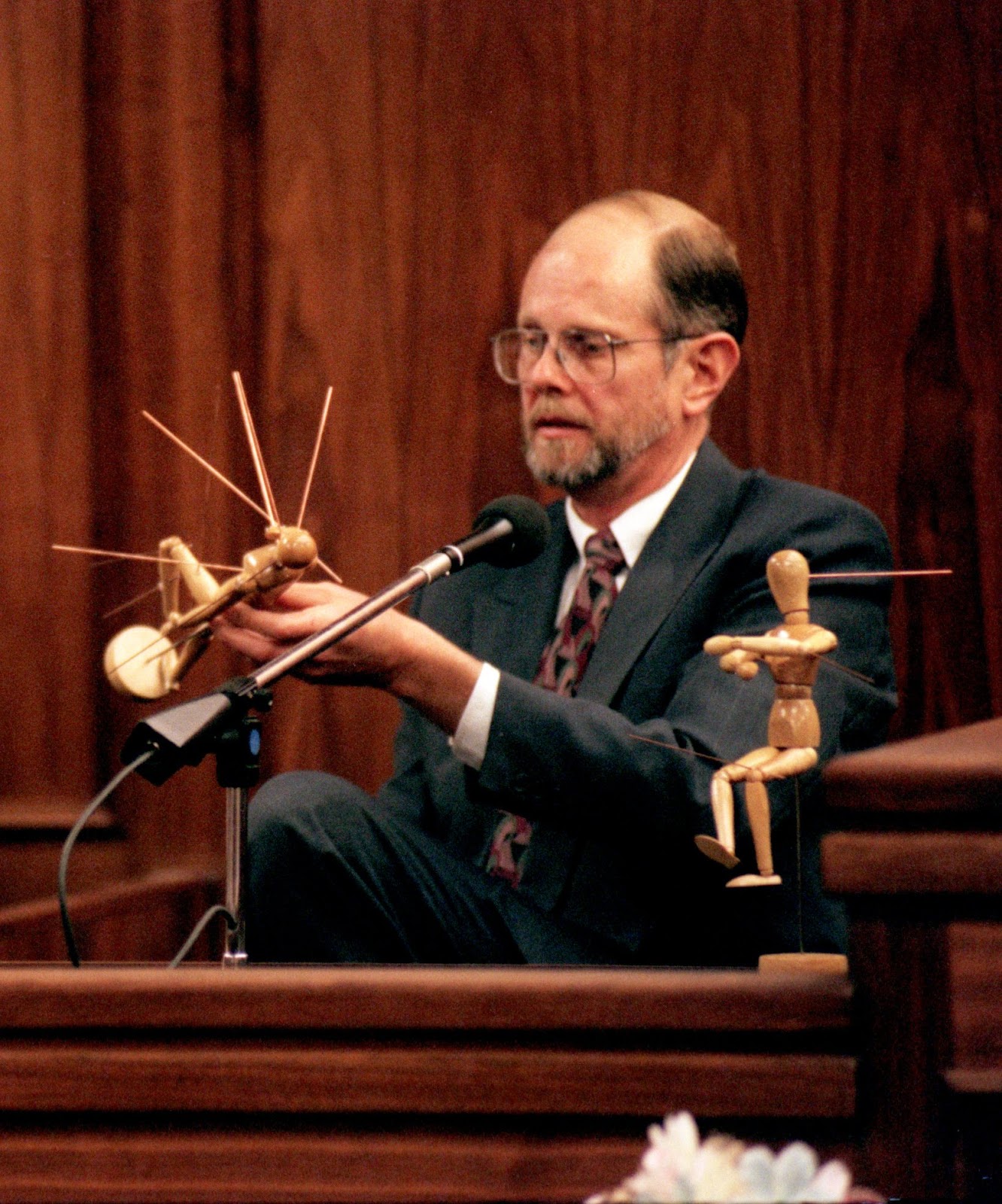 Robert Lawrence aus Stockton, Kalifornien, hält eine Schaufensterpuppe und veranschaulicht die Schusswunden von Kitty Menendez während des Mordprozesses der Menendez-Brüder im Jahr 1995. | Quelle: Getty Images