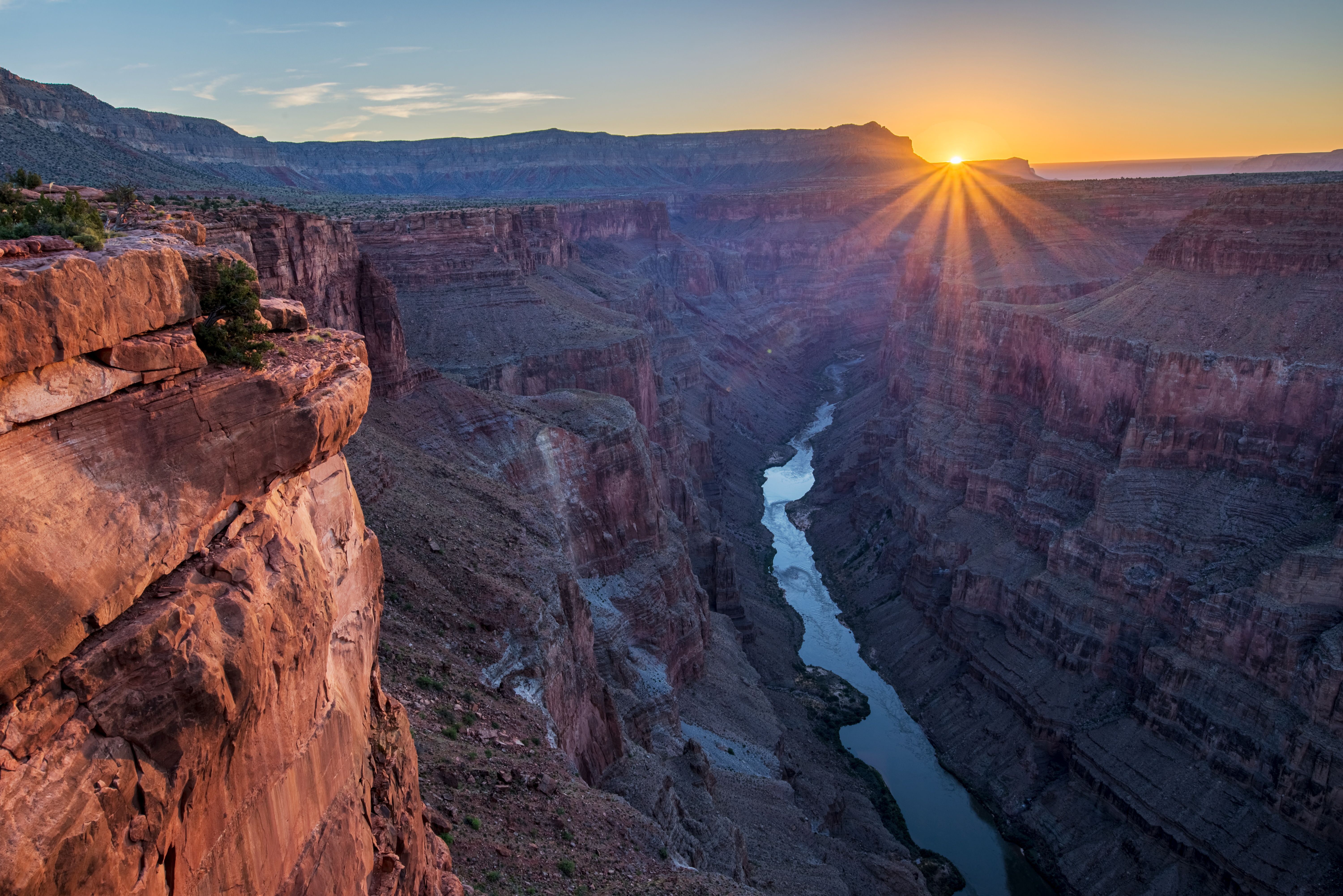 Ein atemberaubender Sonnenaufgang taucht den Toroweap Point im Grand Canyon in leuchtende Farben | Quelle: Pexels