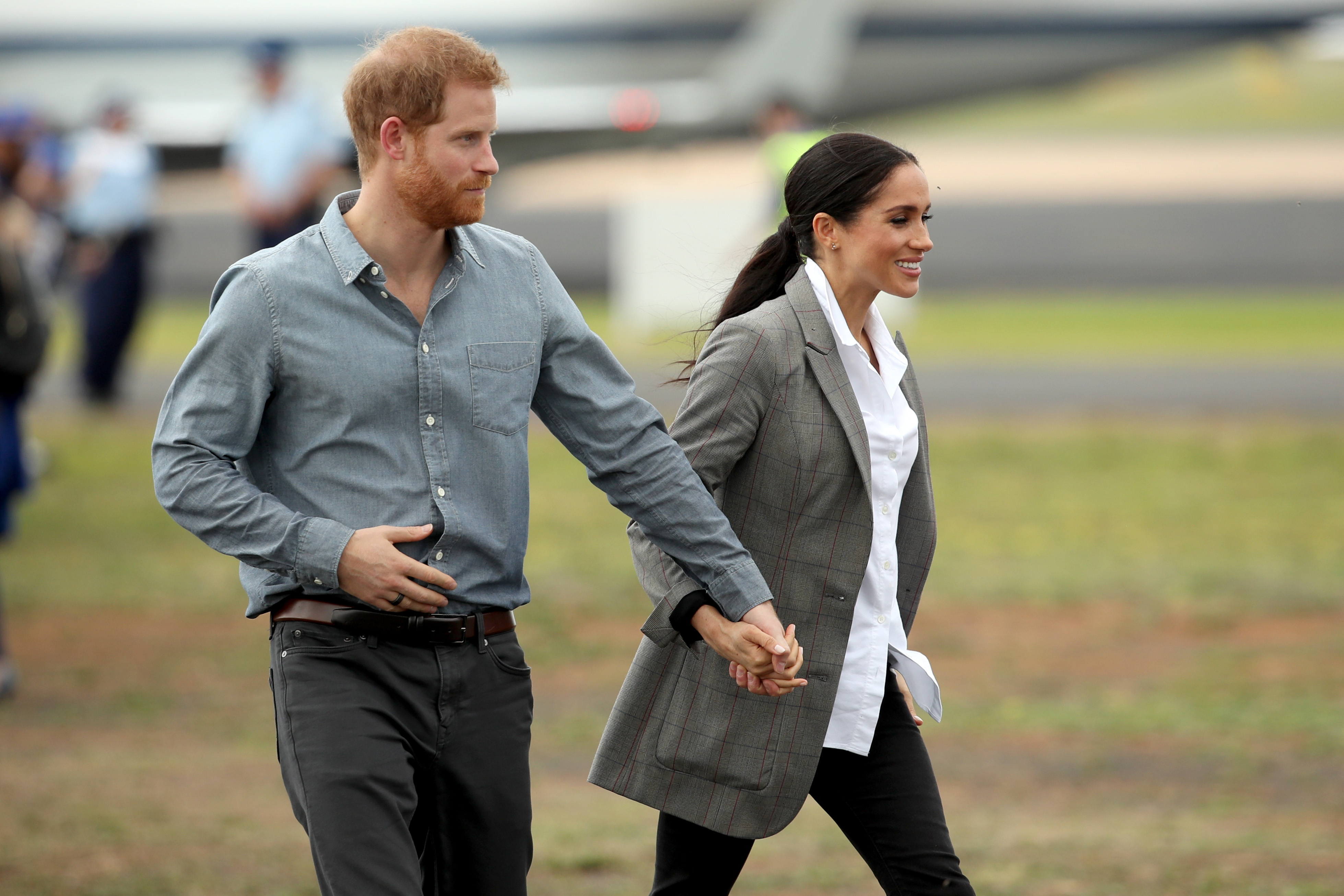 Prinz Harry und Meghan Markle kommen am 17. Oktober 2018 im Rahmen einer offiziellen königlichen Reise am Flughafen Dubbo in Australien an. Ihre Ankunft in Großbritannien im August 2026 fand unter ganz anderen Umständen statt, da sie mit ihren Kindern zurückkehrten, um sich dort ein privates Familienleben aufzubauen. | Quelle: Getty Images