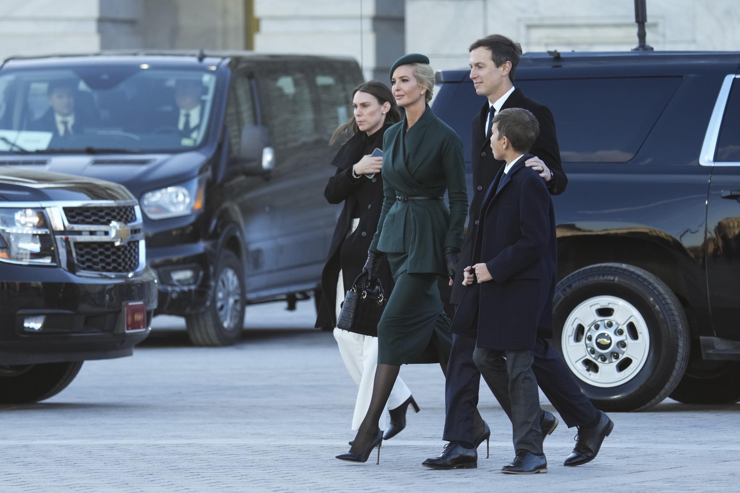 Ivanka Trump, Jared Kushner und ihr Sohn Joseph beim Verlassen der Ostfront des Kapitols der Vereinigten Staaten. | Quelle: Getty Images