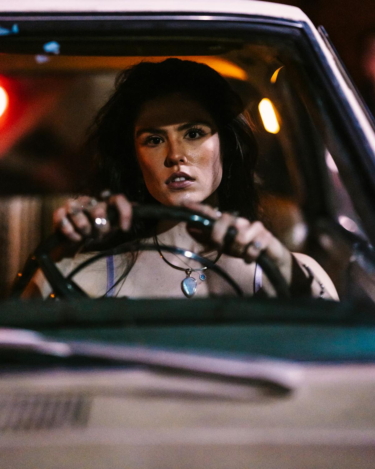 Eine ernste Frau in einem Auto bei Nacht | Quelle: Pexels