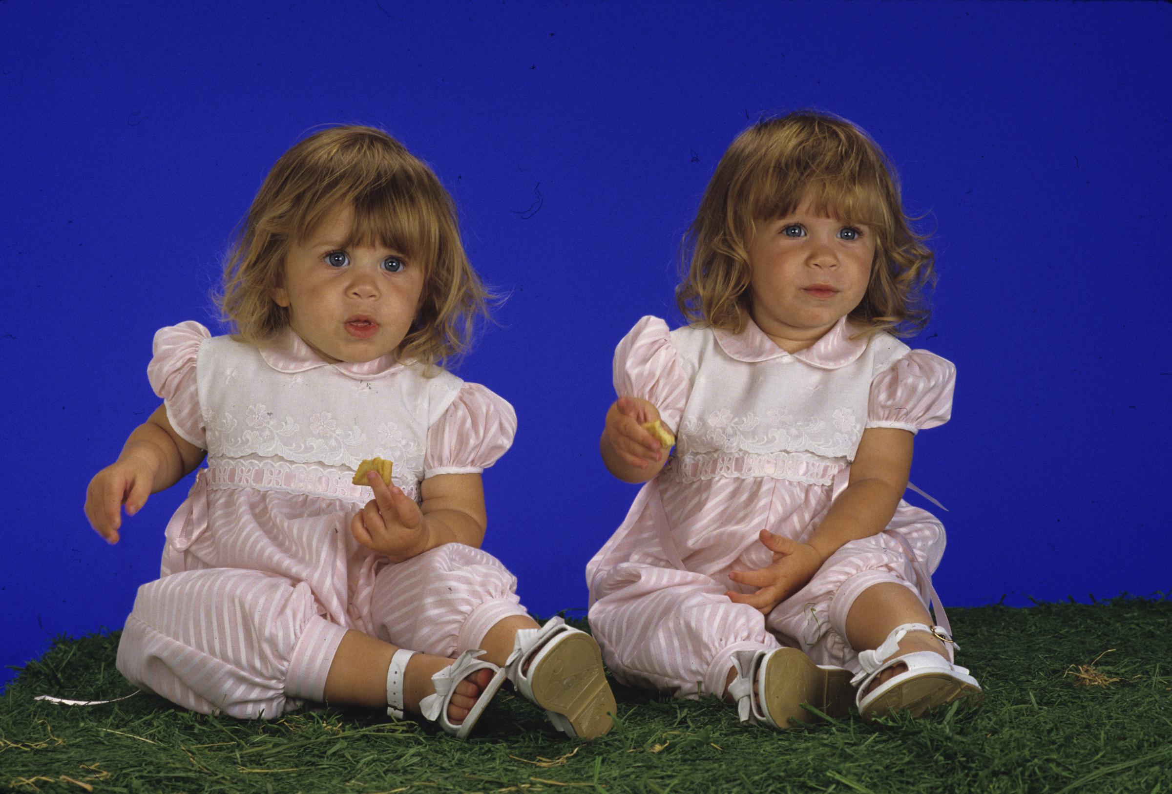 Mary-Kate und Ashley Olsen teilten sich die Rolle der Michelle Tanner, dem jüngsten Mitglied der Tanner-Familie, deren bezaubernde Sprüche sie zu einer der beliebtesten Figuren in „Full House“ machten. Nur wenige Kinderstars blieben so eng mit einer Sitcom-Rolle verbunden, weshalb das Leben der Zwillinge nach der Serie für die Fans eine ständige Quelle der Neugier blieb. | Quelle: Getty Images
