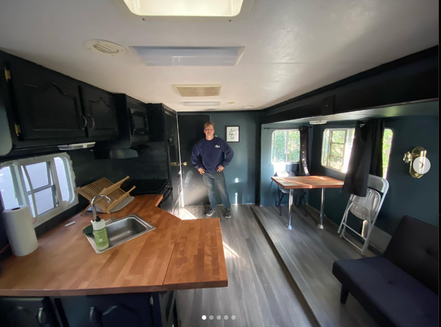 Garrison Browns renovierter Wohnwagen aus einem Post vom 6. Juni 2021 | Quelle: Instagram/robertthebrown