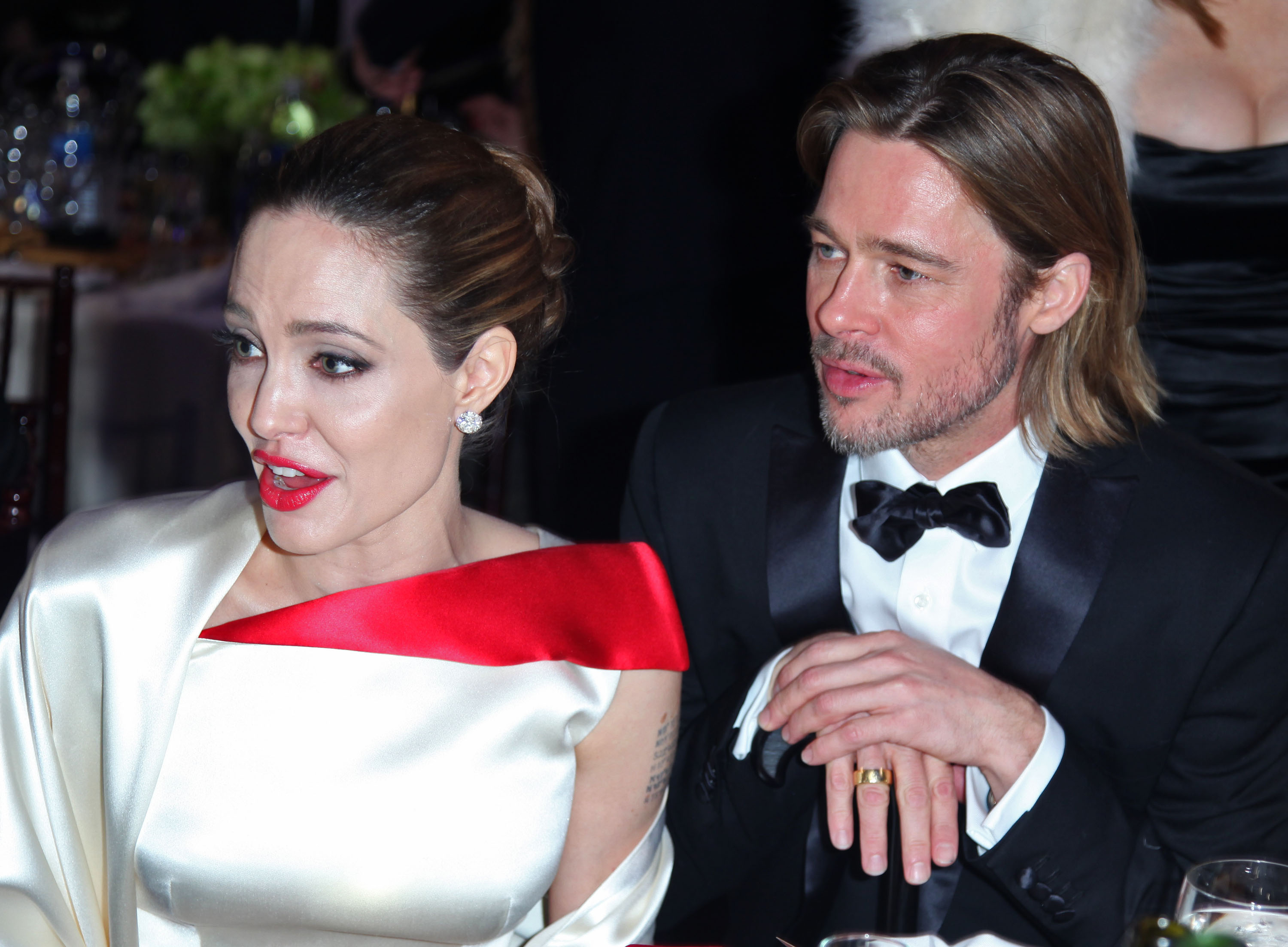 Angelina Jolie, Brad Pitt während der 69. jährlichen Golden Globe Awards im Beverly Hilton Hotel am 15. Januar 2012. | Quelle: Getty Images