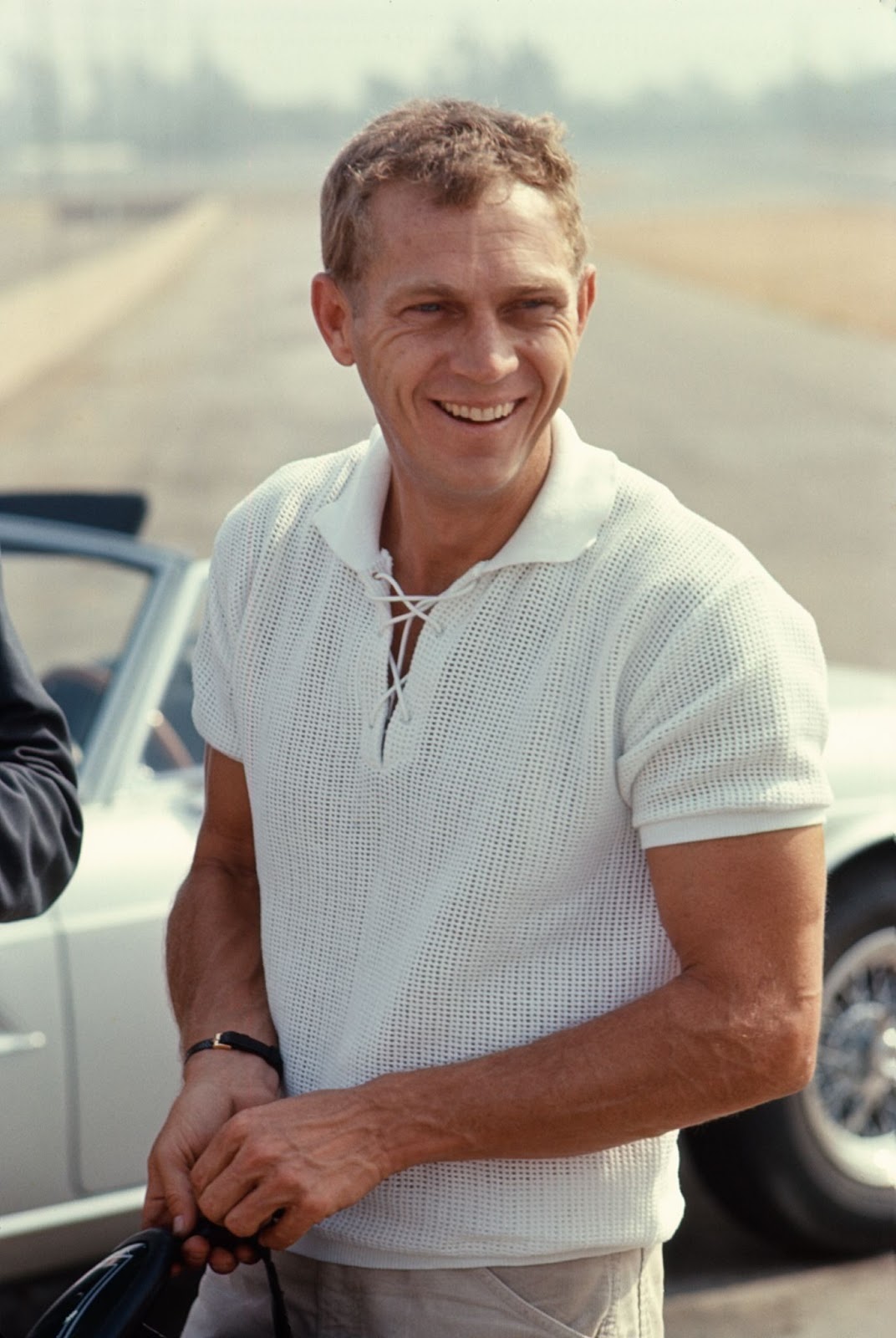 Steve McQueen fotografiert auf dem Riverside Raceway im Juni 1966 in Riverside, Kalifornien. | Quelle: Getty Images