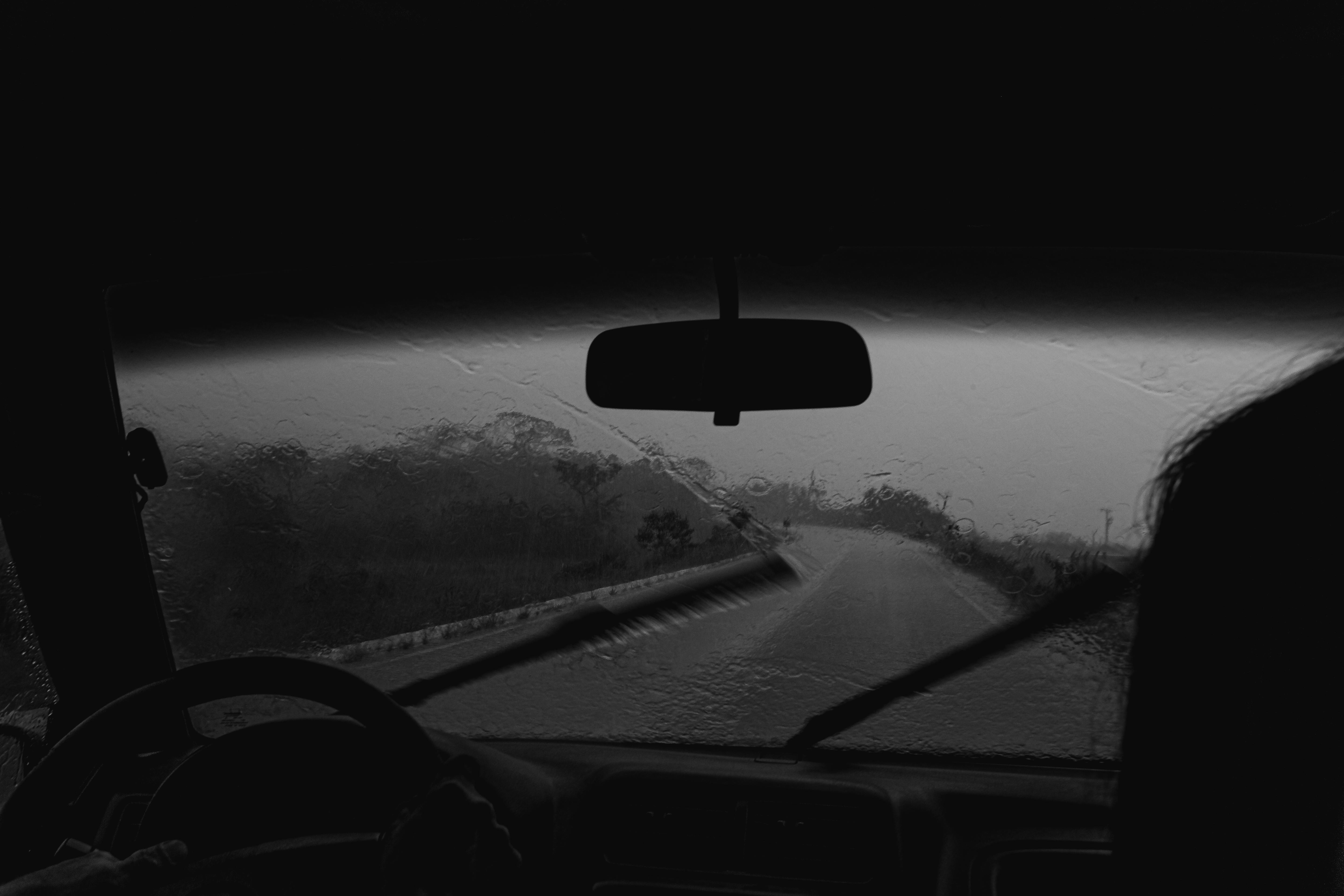 Eine Person, die bei Regen mit dem Auto fährt | Quelle: Pexels