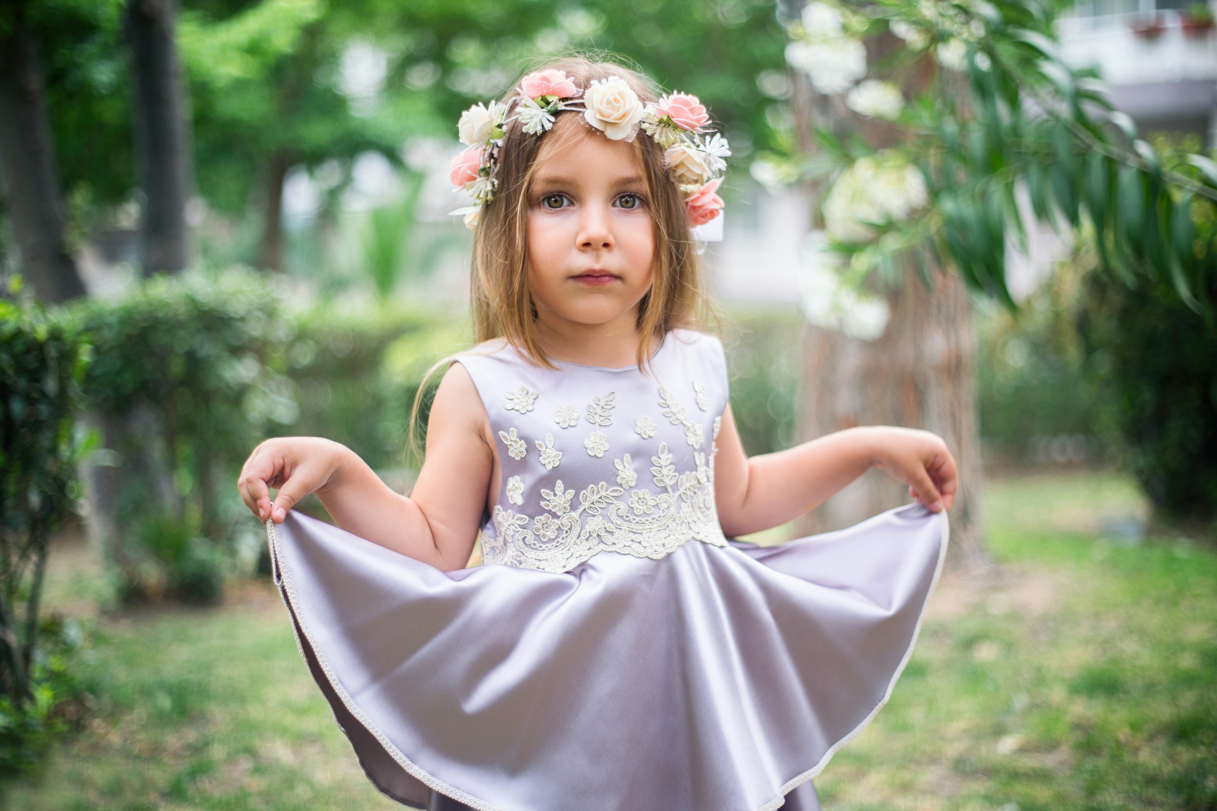 Kleines Mädchen als Blumenmädchen gekleidet | Quelle: Unsplash