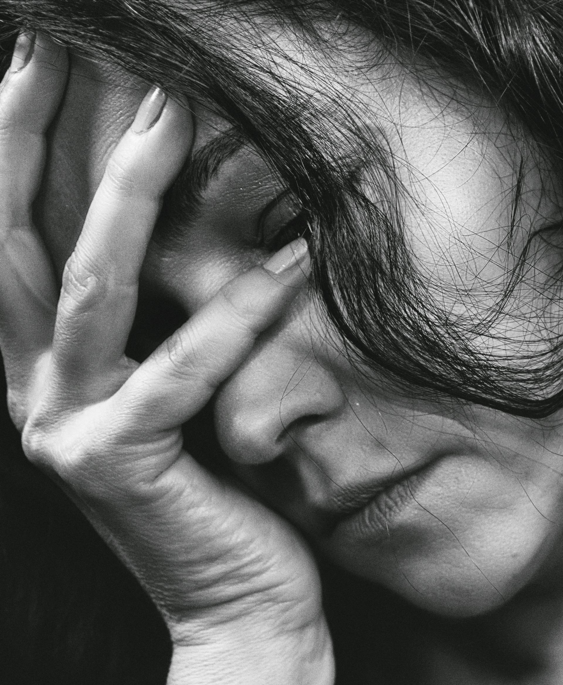 Eine besorgte Frau, die ihren Kopf in eine Hand stützt | Quelle: Pexels