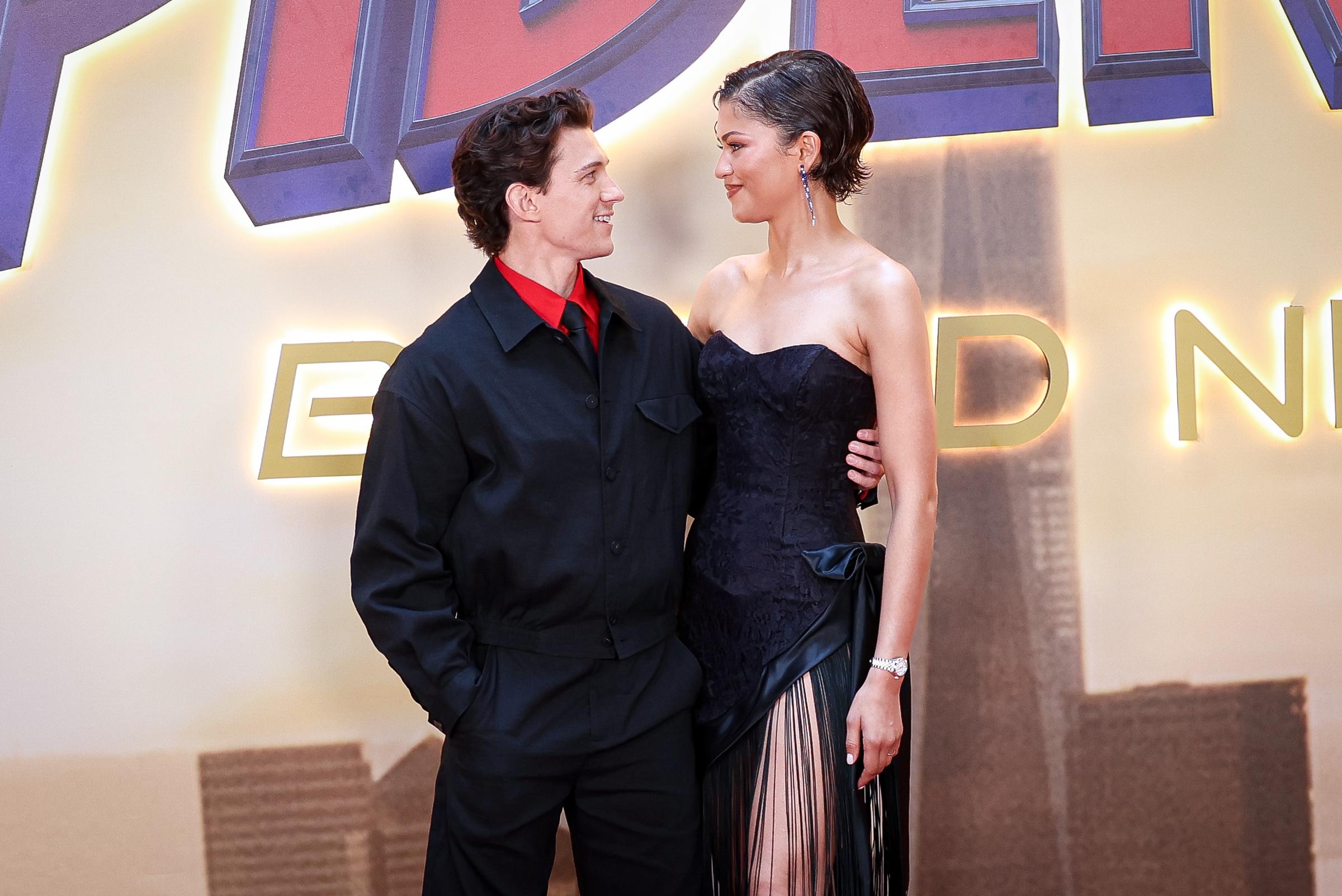 Aber einigen Internetnutzern waren die Ringe egal; sie konzentrierten sich einfach darauf, wie glücklich Tom Holland und Zendaya bei ihrem ersten Auftritt für den neuen Film zusammen aussahen. | Quelle: Getty Images