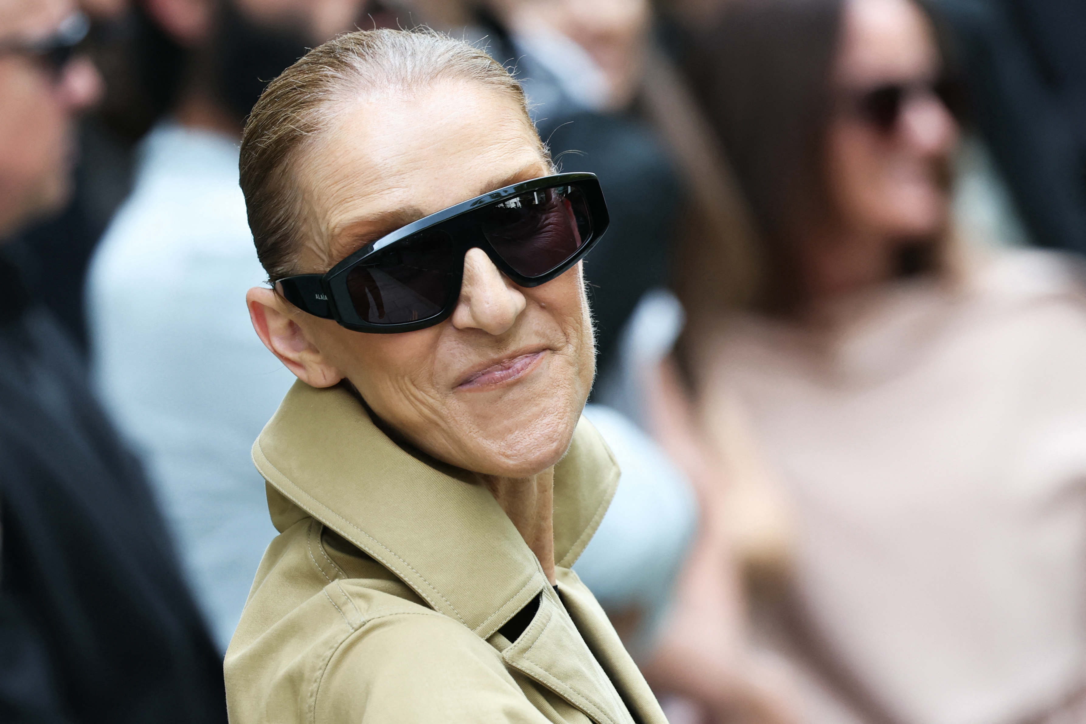 Céline Dion kommt am 28. August 2026 in einem Pariser Hotel an, kurz vor ihrer Konzertreihe in der französischen Hauptstadt. Der Auftritt fand statt, bevor sie nach sechs Jahren Pause von Live-Konzerten wieder auf die Bühne in Paris zurückkehrte. | Quelle: Getty Images