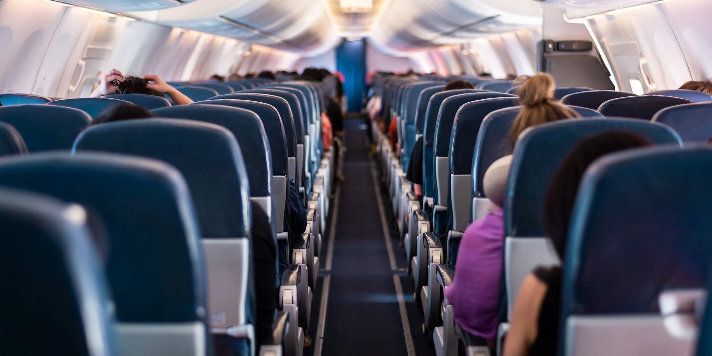 Passagiere in einem Flugzeug | Quelle: Shutterstock