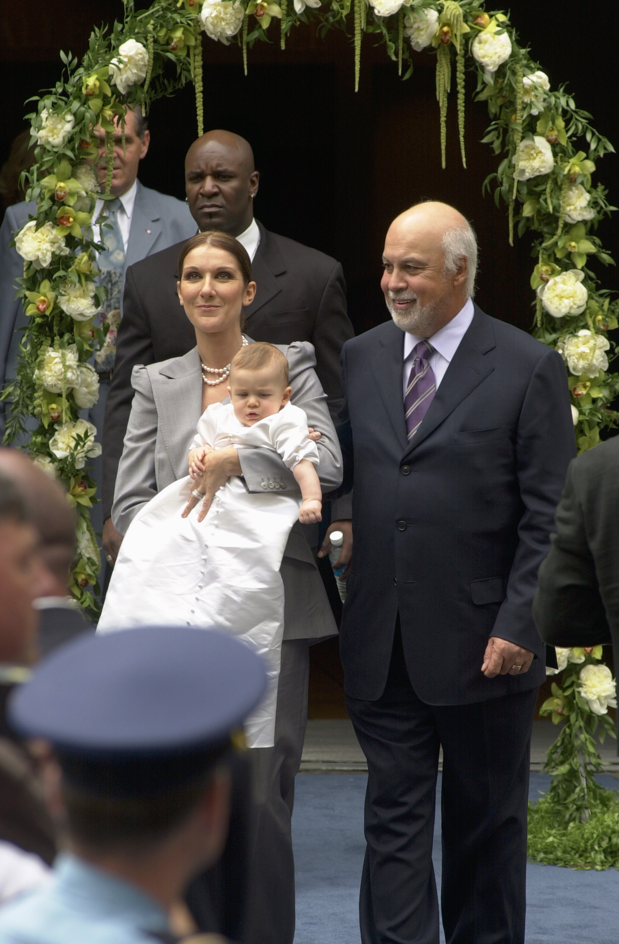 Celine Dion, Rene-Charles und Rene Angelil beim Verlassen der Kapelle der Notre-Dame-Basilika am 25. Juli 200 in Montreal, Kanada. | Quelle: Getty Images