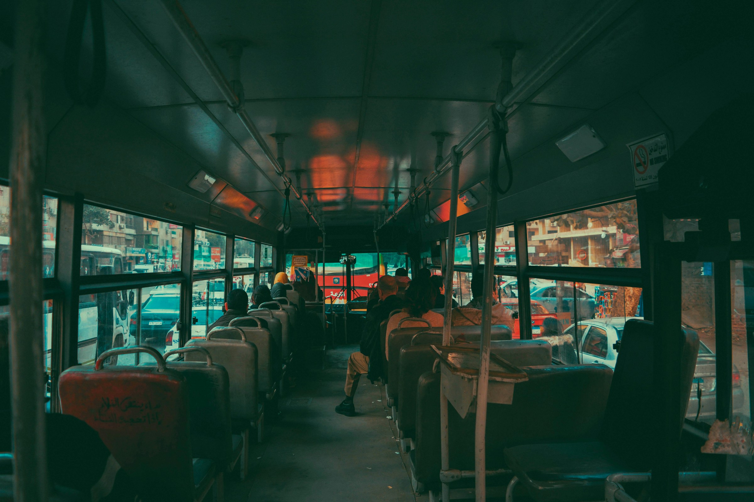 Fahrgäste in einem Bus | Quelle: Pexels