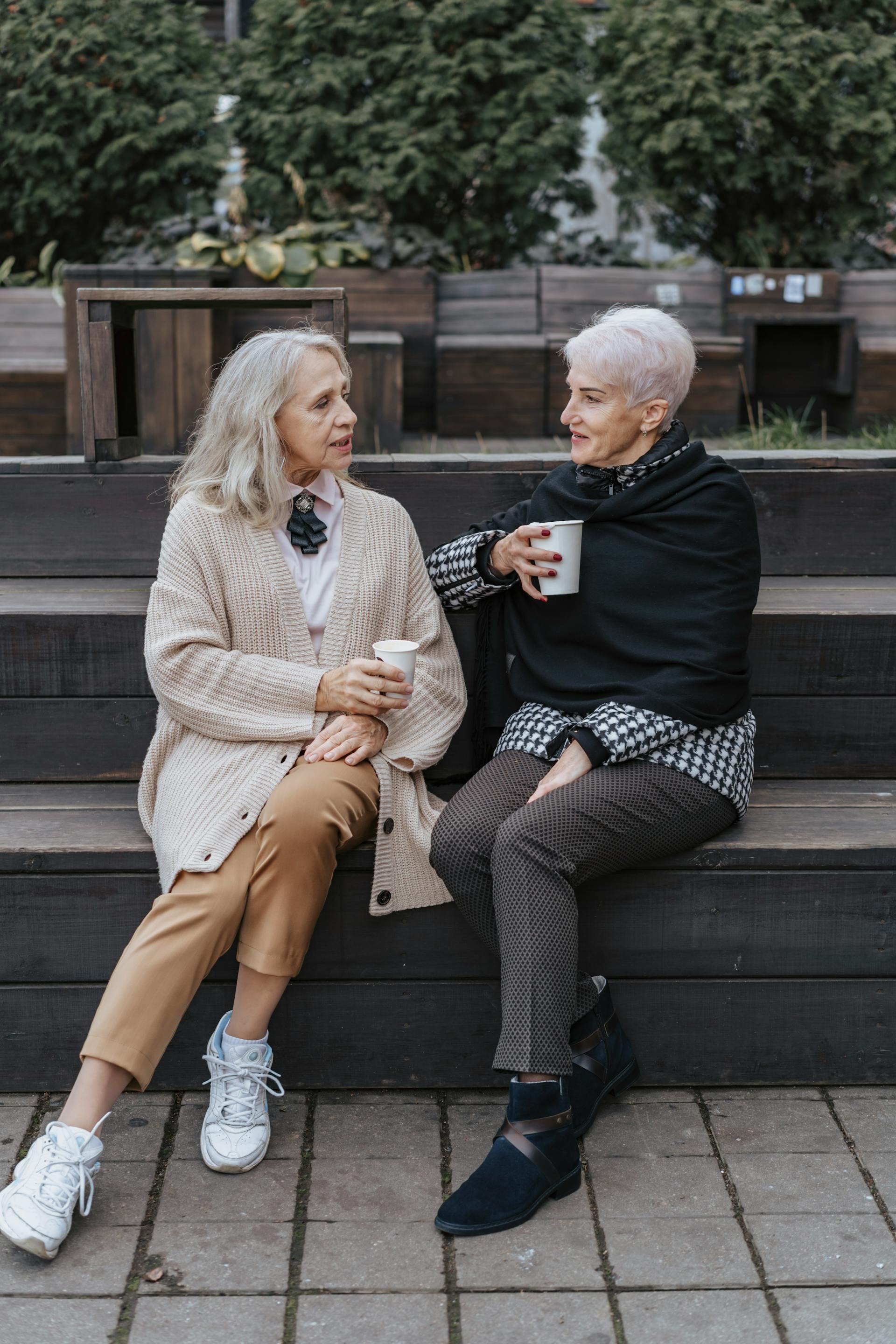 Zwei Frauen beim gemeinsamen Kaffee trinken | Quelle: Pexels