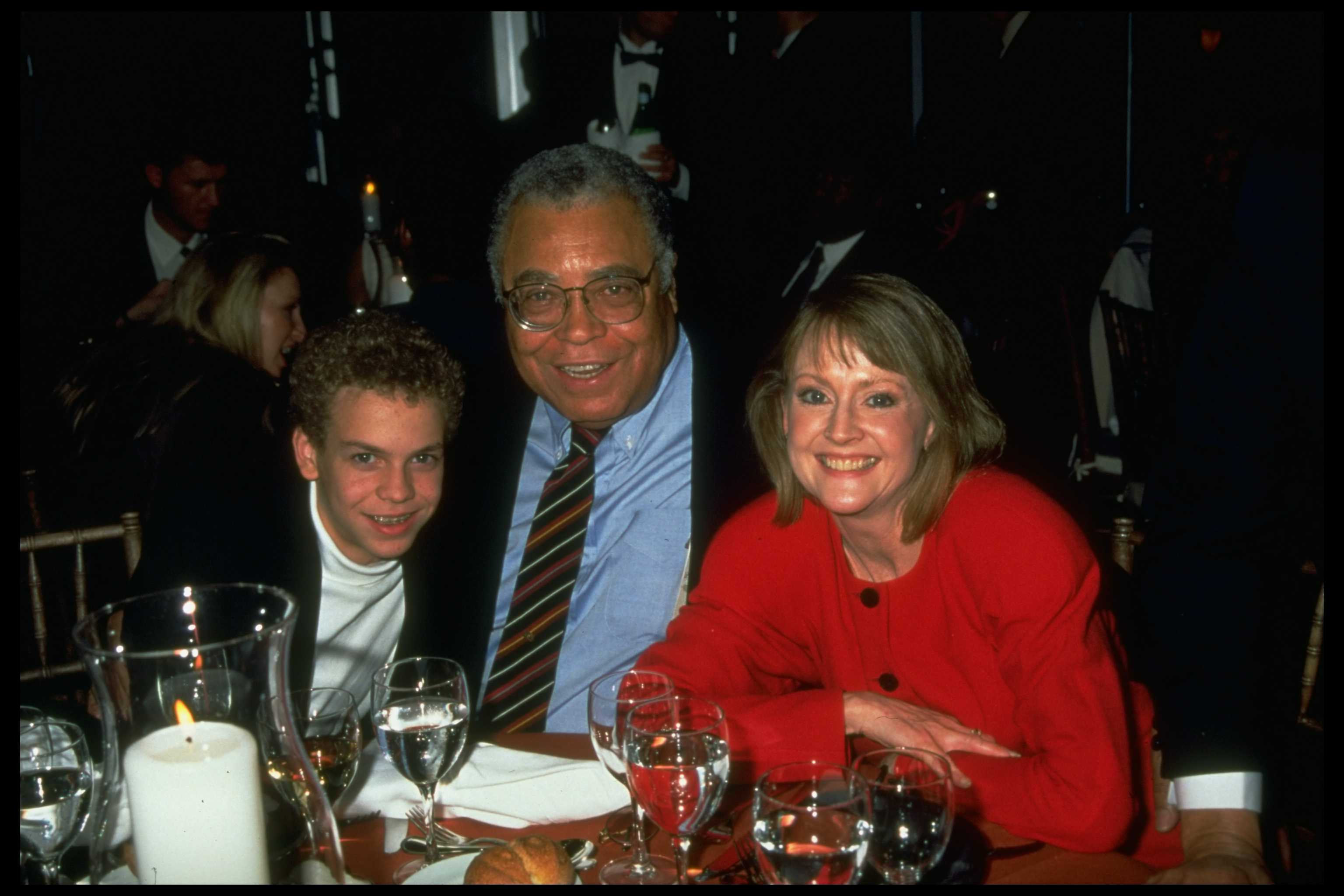 Flynn Earl Jones, James Earl Jones und Cecilia Hart bei der NYC Benefizveranstaltung für die Freunde des Nelson Mandela Children's Fund am 24. Oktober 1995. | Quelle: Getty Images