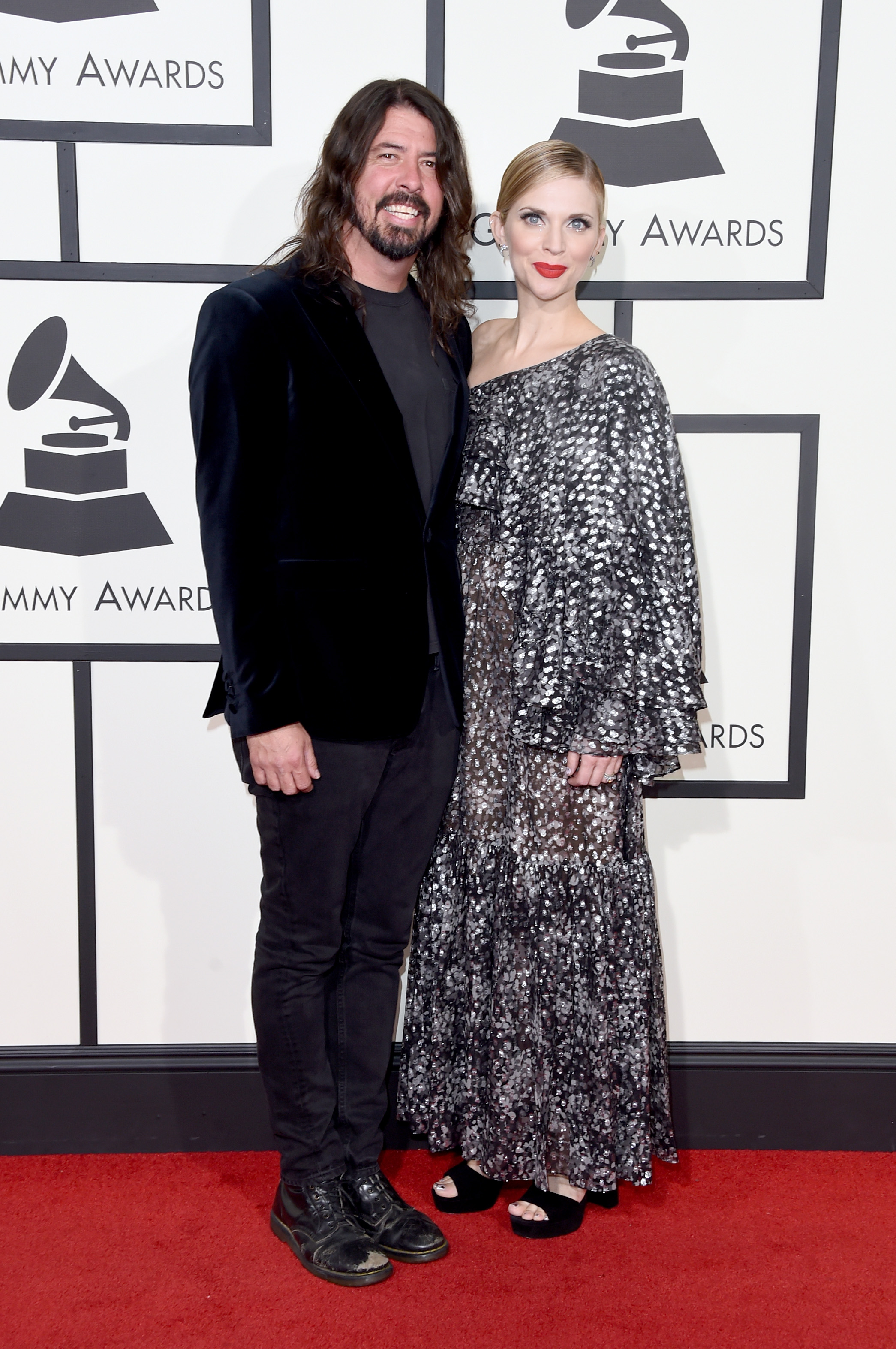 Dave Grohl und Jordyn Blum besuchen die 58. GRAMMY Awards im Staples Center am 15. Februar 2016 in Los Angeles, Kalifornien. | Quelle: Getty Images