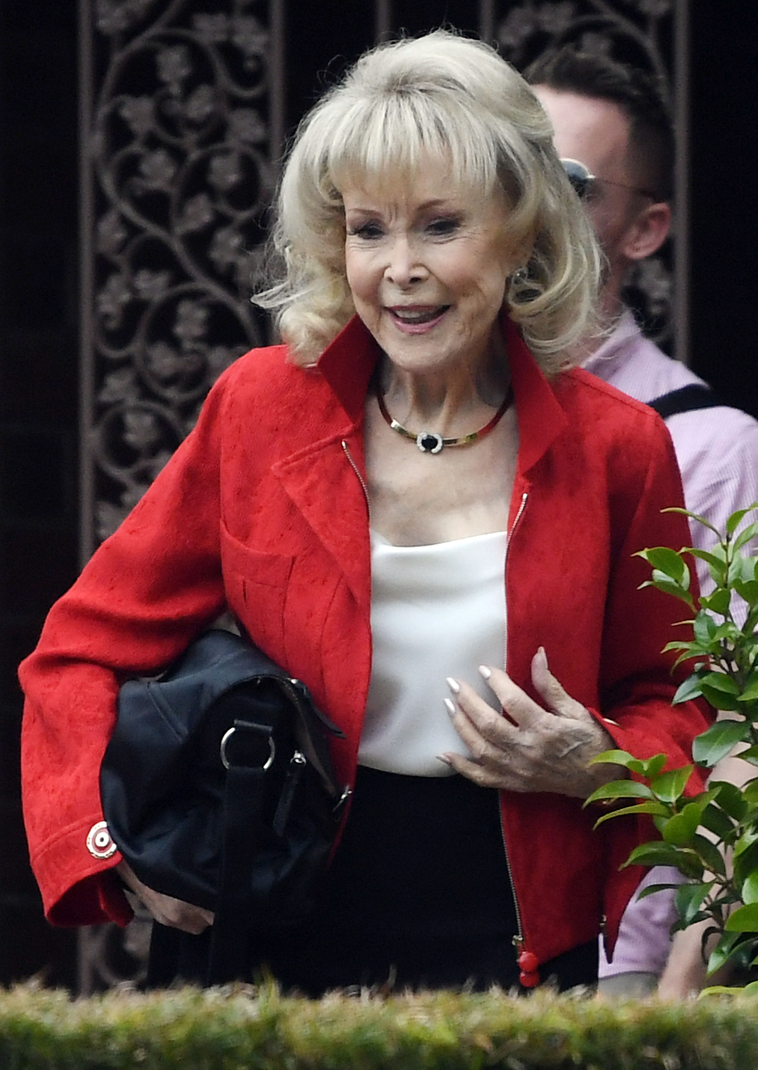 Barbara Eden verlässt am 23. Mai 2024 ein Restaurant in Los Angeles, Kalifornien. | Quelle: Getty Images