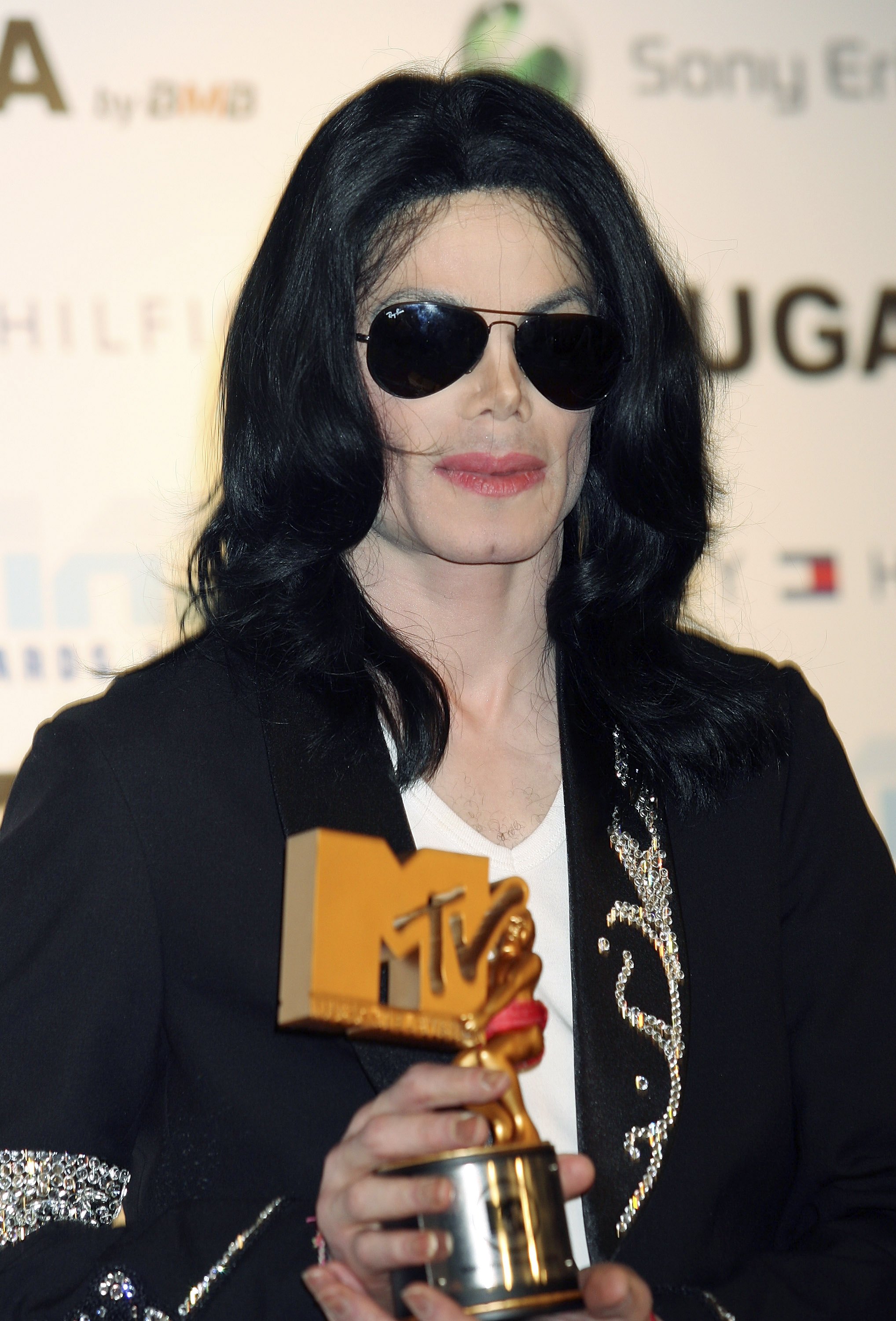 Michael Jackson mit seinem Preis bei den MTV Video Music Awards 2006 | Quelle: Getty Images