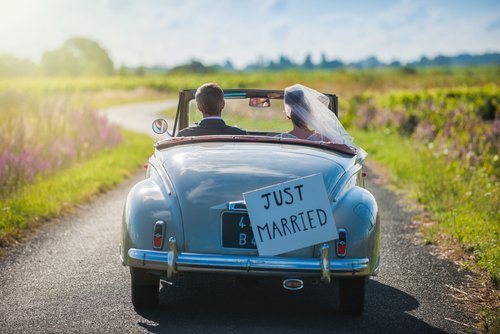 Frisch verheiratetes Paar auf dem Weg in die Flitterwochen.| Quelle: Shutterstock