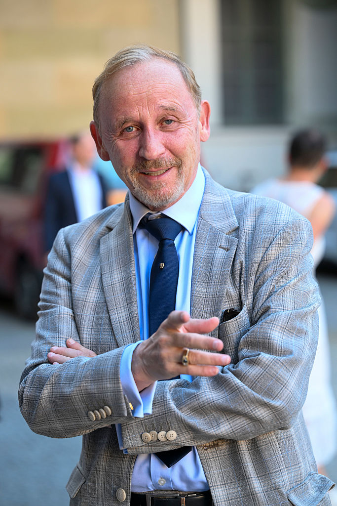 Alexander Held nimmt am 24. Juni 2025 im Cuvilliéstheater in München an der Verleihung des 24. Friedenspreises des deutschen Films „Die Brücke“ teil | Quelle: Getty Images
