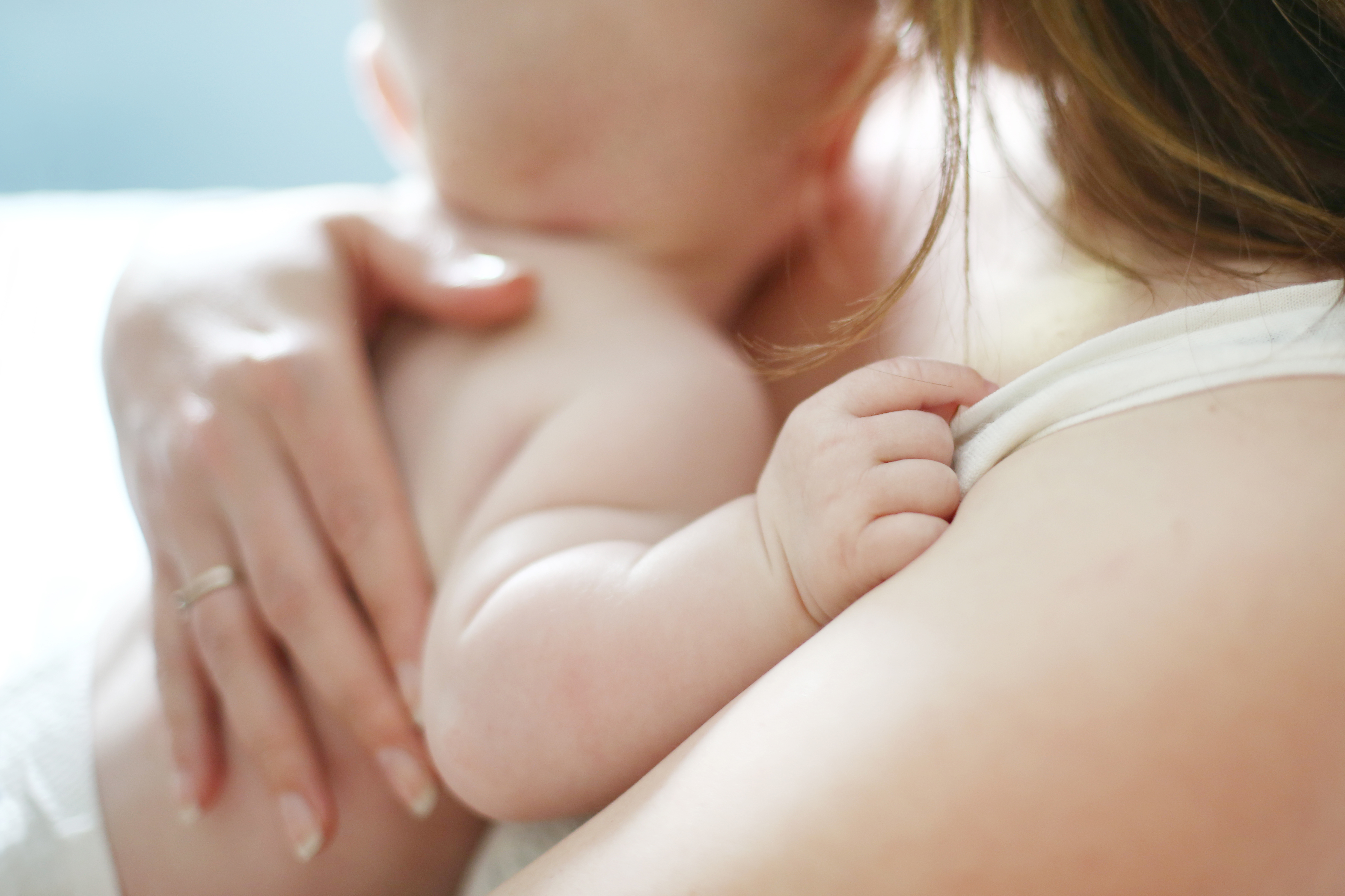 Eine Frau hält ihr Baby | Quelle: Getty Images