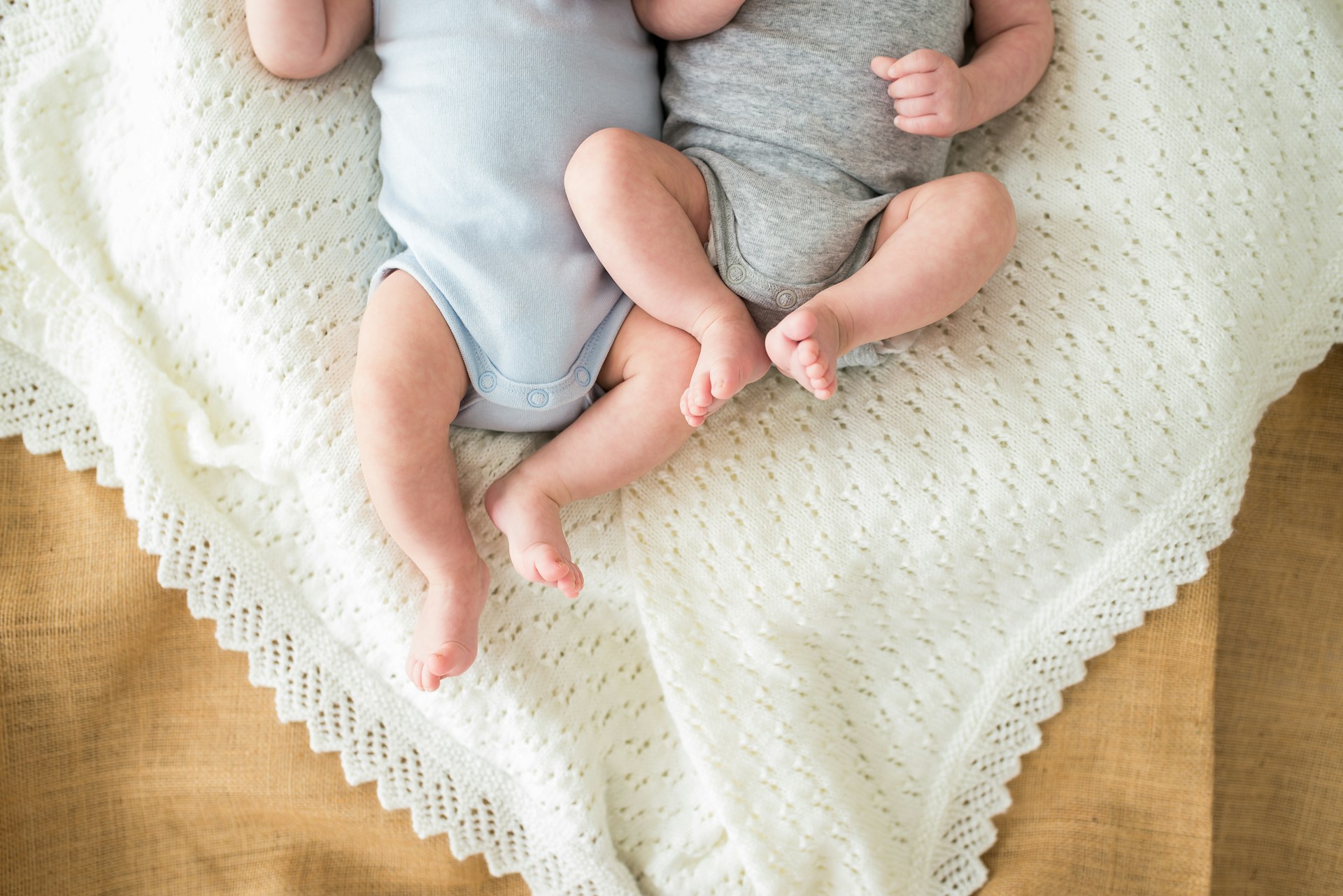 Zwei neugeborene Babies | Quelle: Unsplash