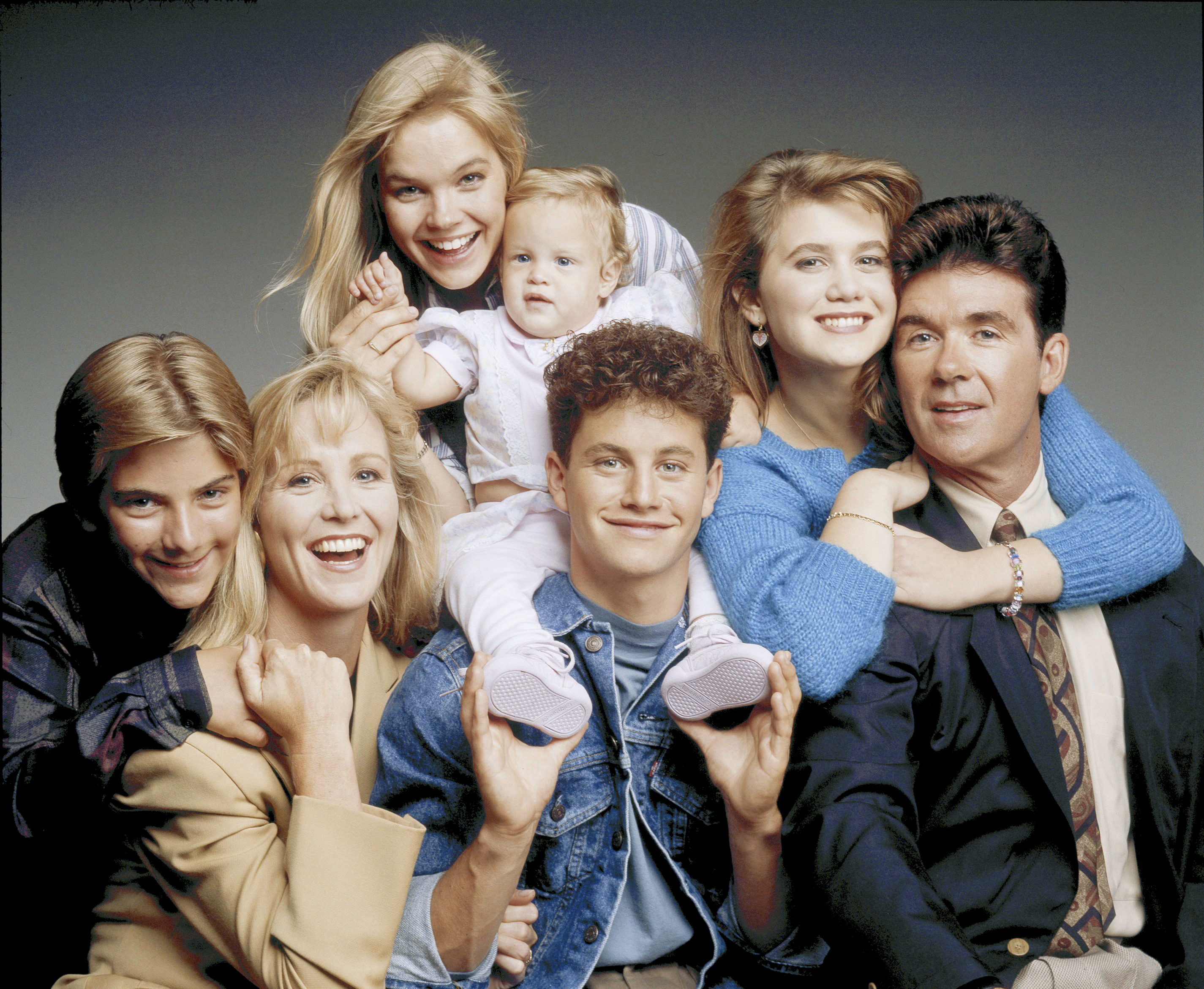 Jeremy Miller (Ben), Joanna Kerns (Maggie), Julie McCullough (Julie), Kristen/Kelsey Dohring (Chrissy), Kirk Cameron (Mike), Tracey Gold (Carol), Alan Thicke (Jason) für "Growing Pains" Staffel 5 im Jahr 1989 | Quelle: Getty Images