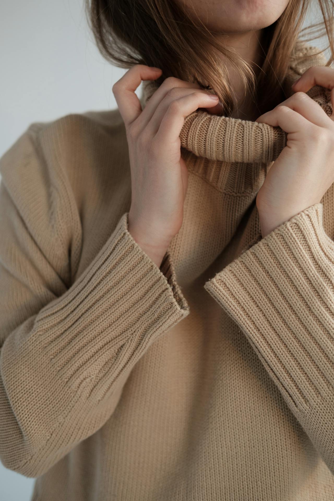 Eine Frau trägt einen beigen Pullover | Quelle: Pexels