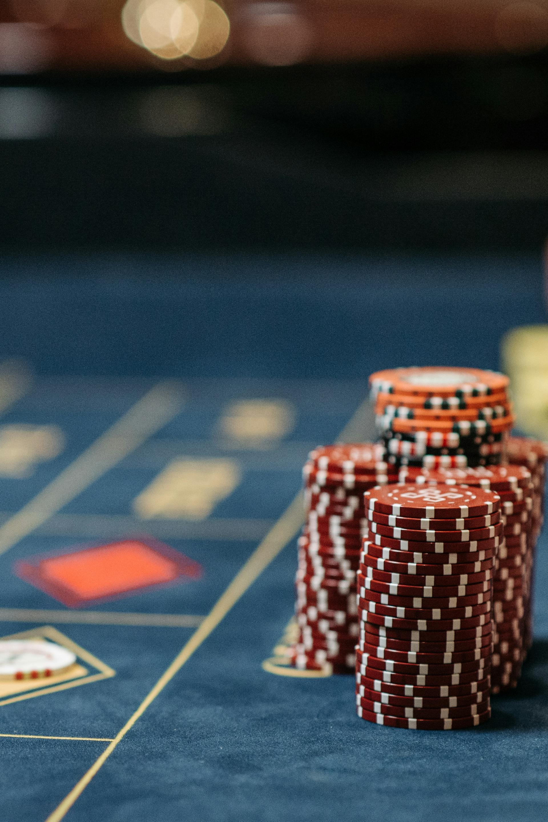 Stapel von Pokerchips auf einem Tisch | Quelle: Pexels