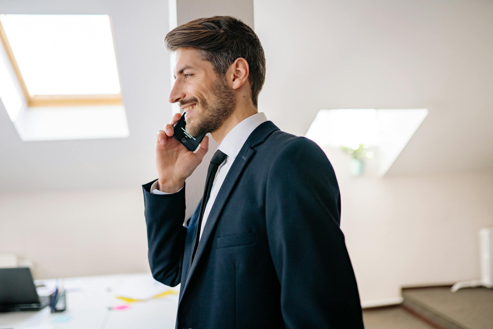 Ein Mann lächelt während eines Telefonats | Quelle: Pexels
