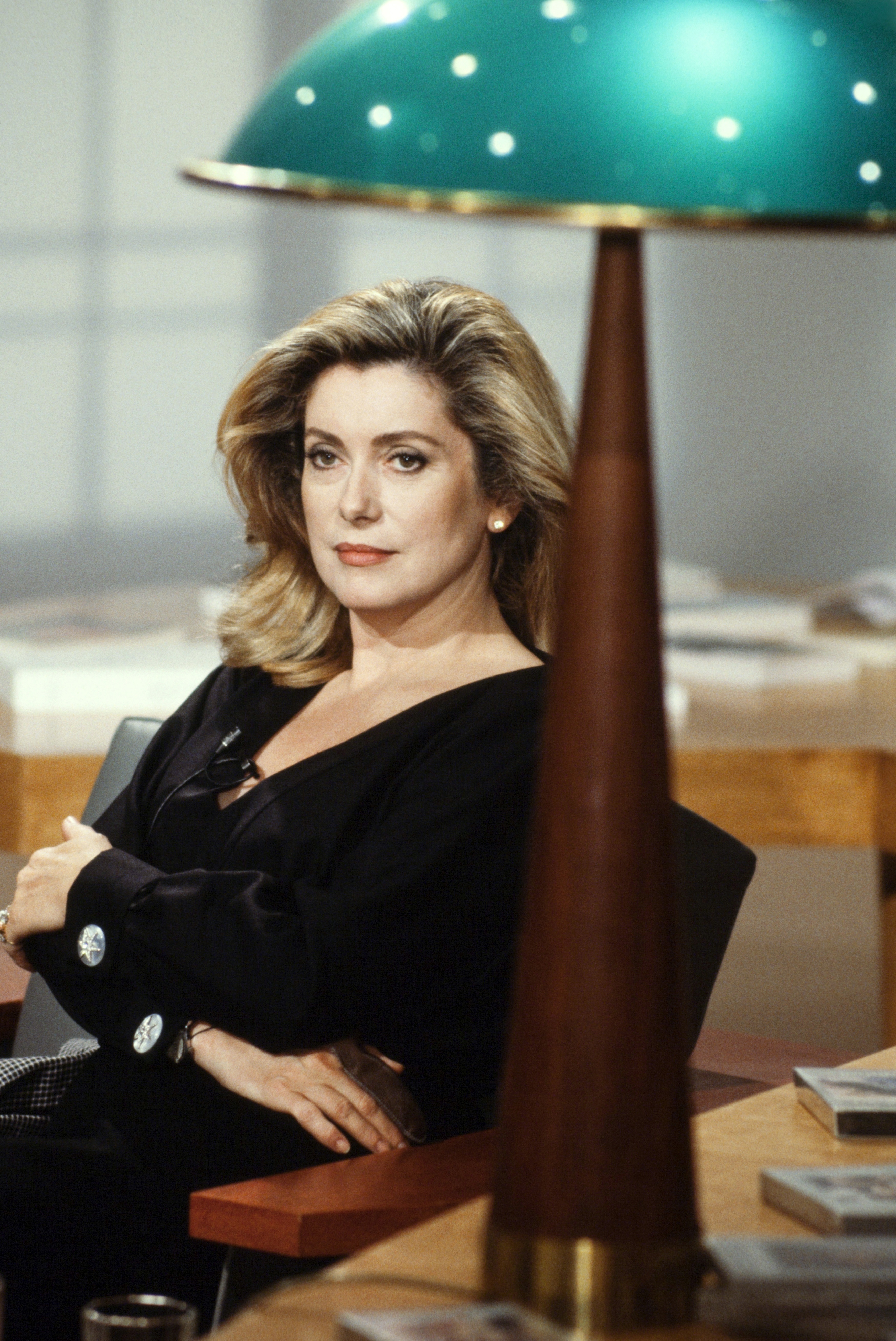 Catherine Deneuve bei den Dreharbeiten zu "Ex-Libris" im Jahr 1989 in Paris, Frankreich. | Quelle: Getty Images